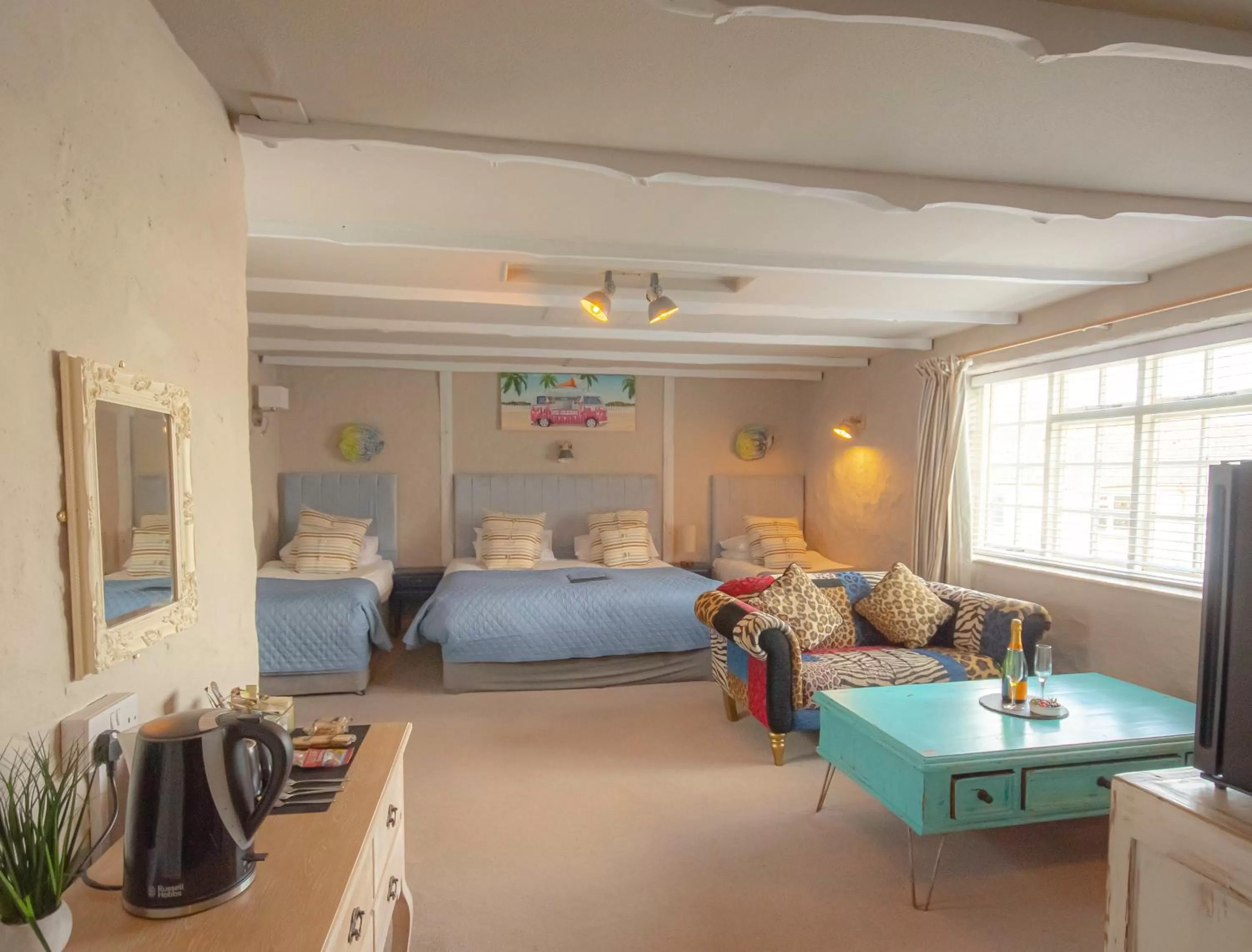 Living room, Bed in Molesworth Arms