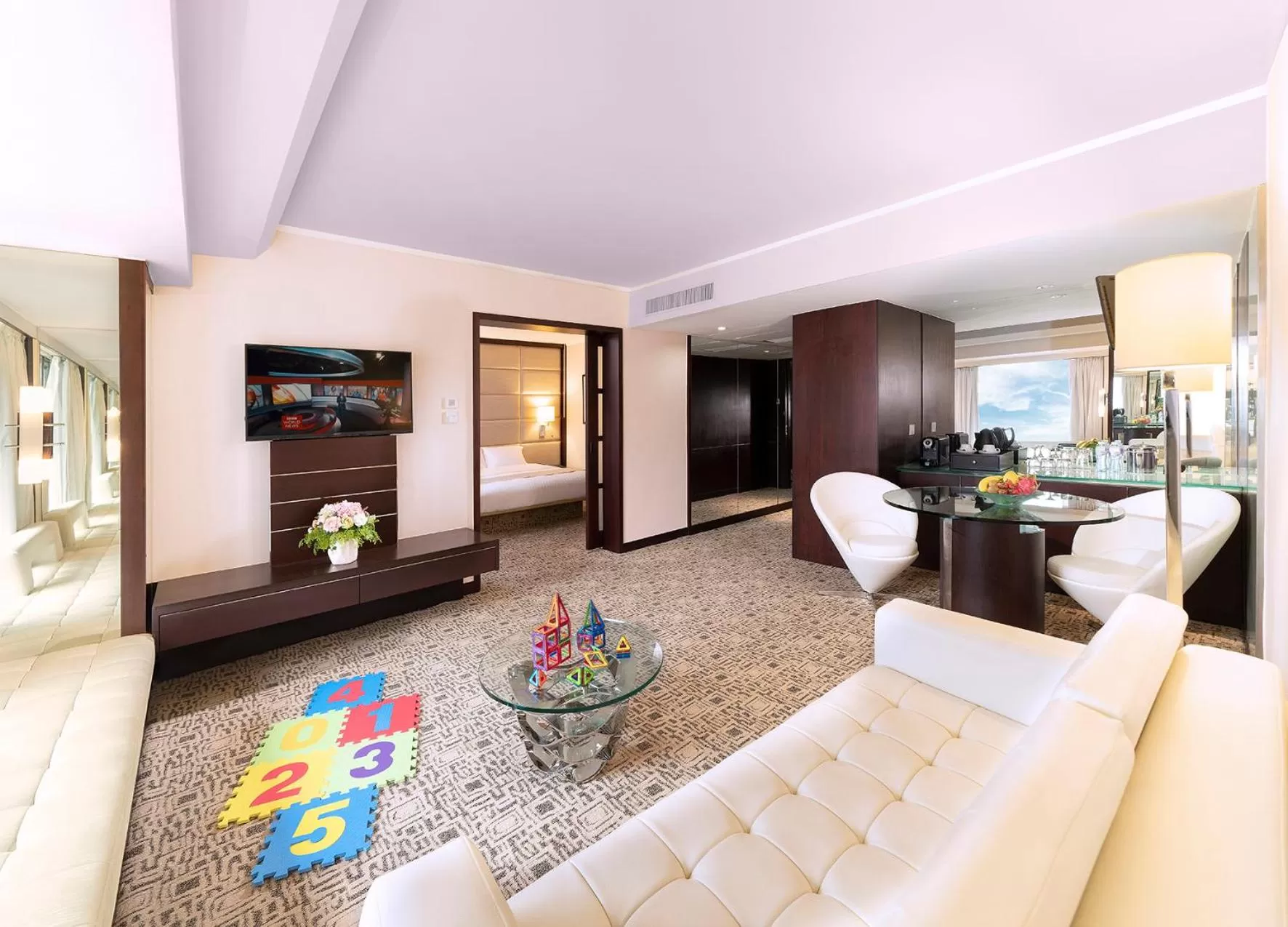 Living room in Regal Kowloon Hotel