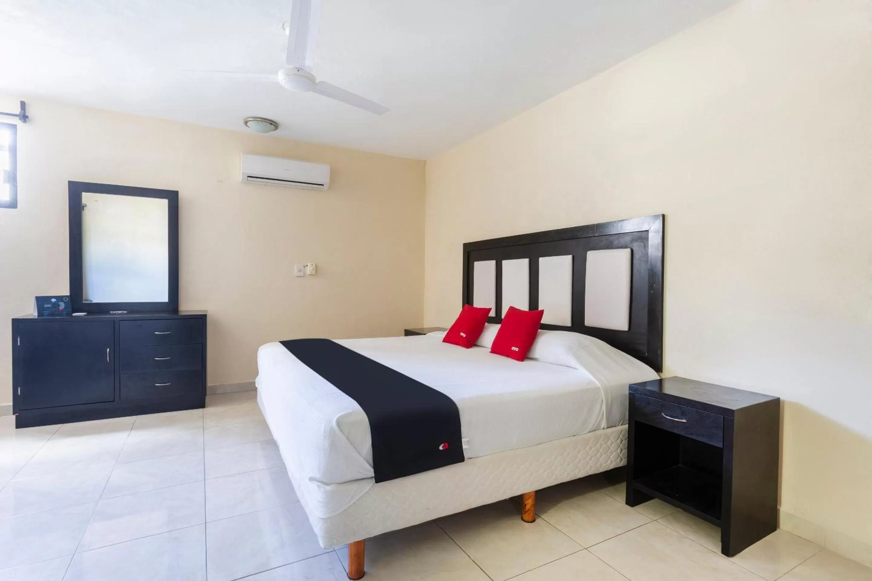 Bedroom, Bed in Hotel Jardín Cancún