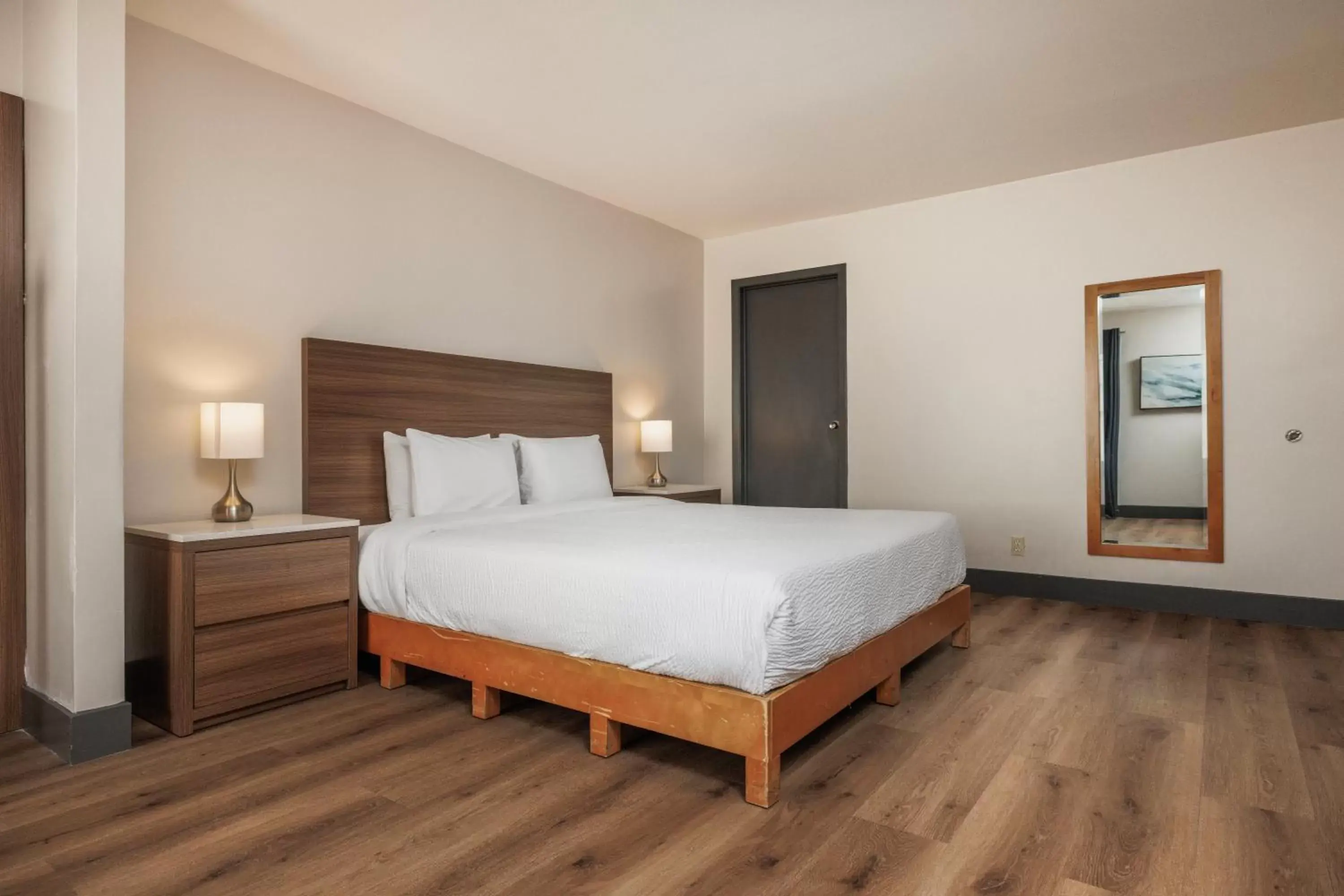 Queen Room - Disability Access in La Luna Inn, an Ascend Collection Hotel Queen Room - Disability Access in La Luna Inn, an Ascend Collection Hotel