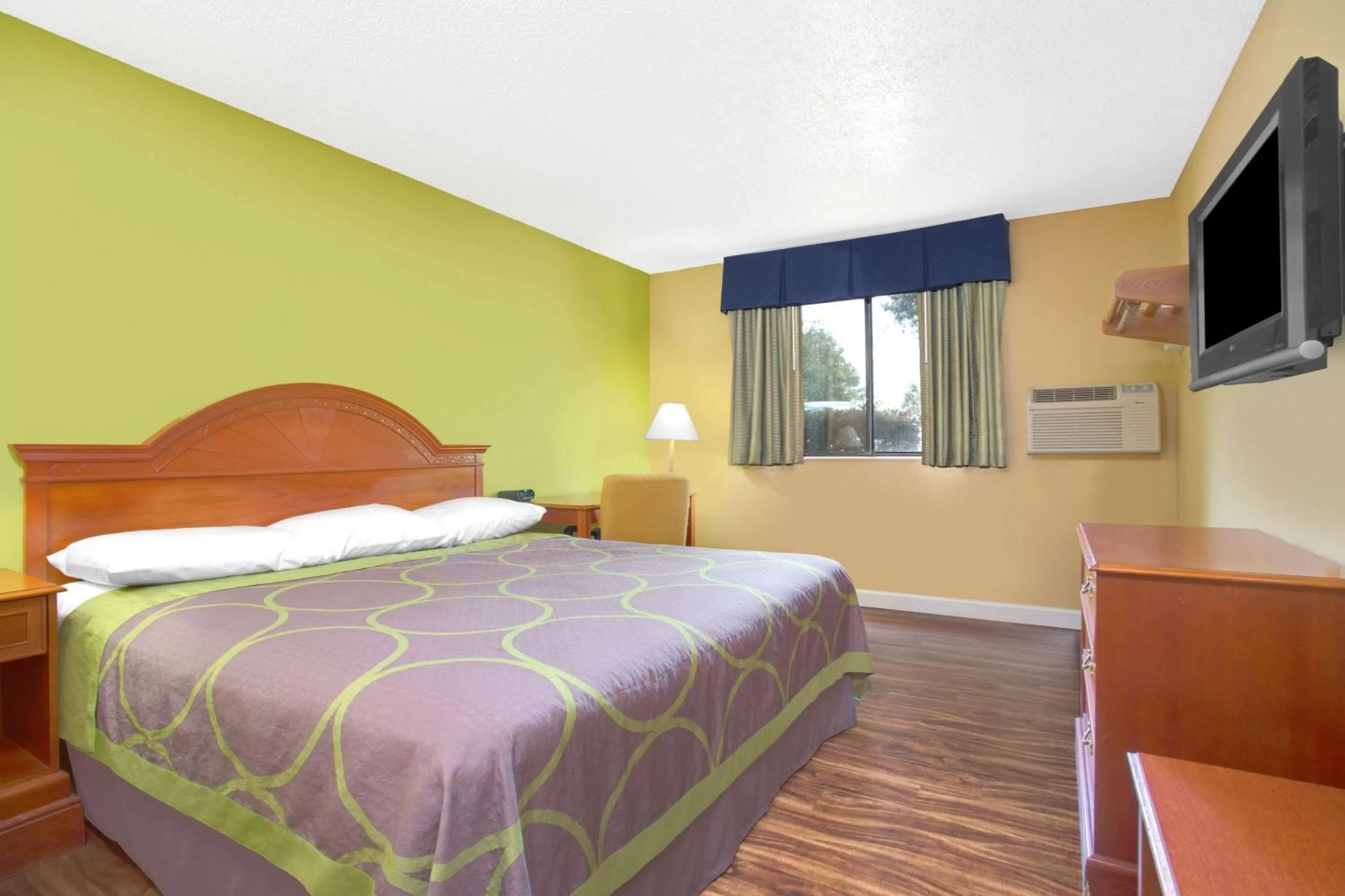 Photo of the whole room, Bed in Super-8-Gainesville-I-75-Hospital-University-Area