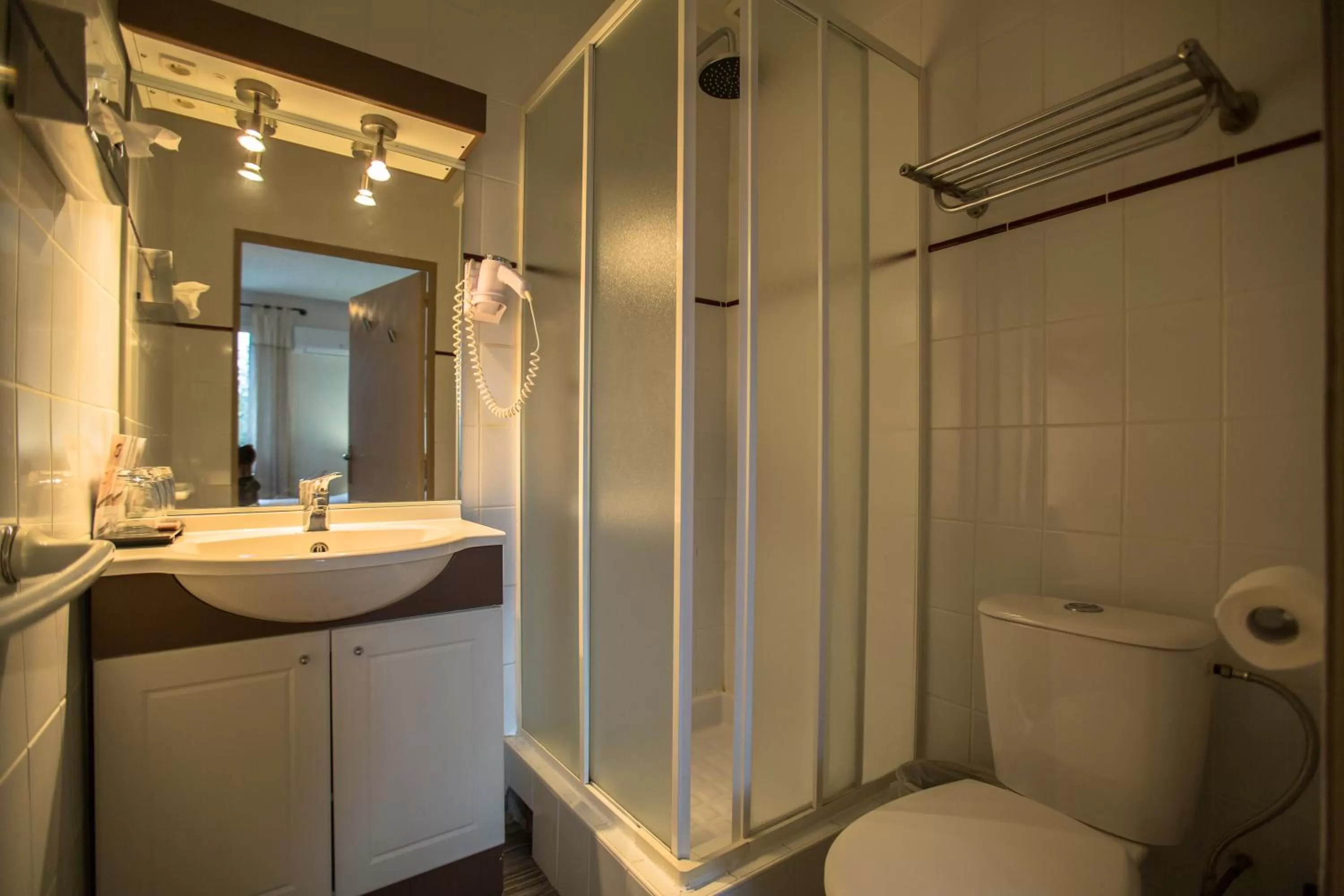 Bathroom in Le Plan B - Hôtel 3 étoiles - Restaurant