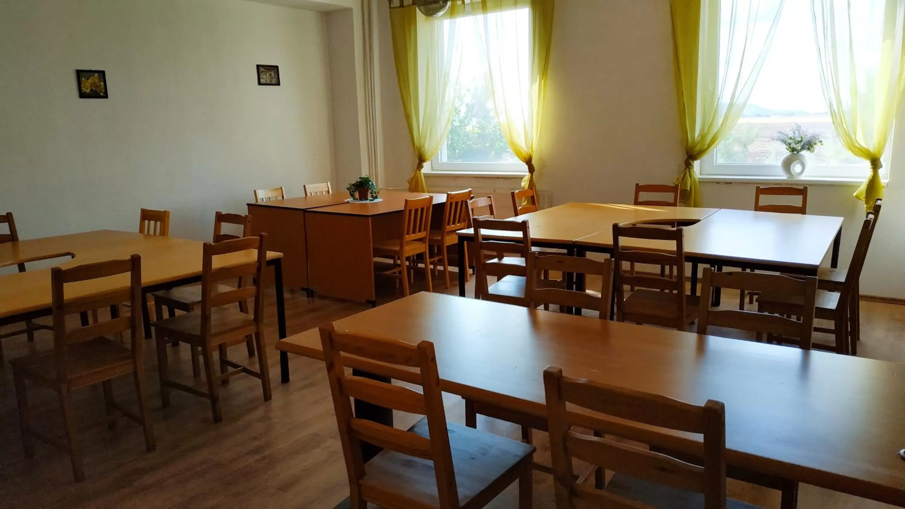 Restaurant/places to eat in Hotel Slobi