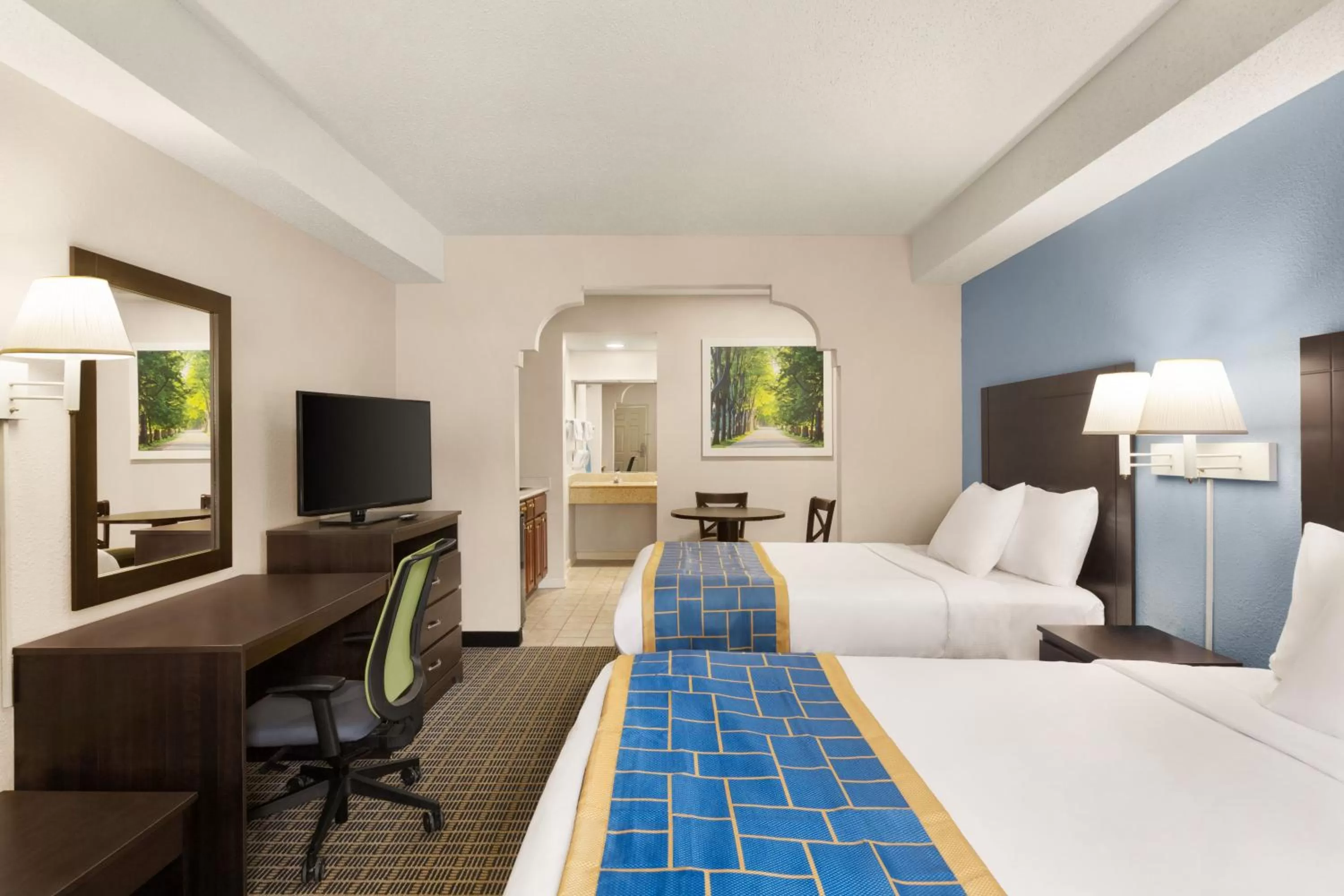 Bed in Days Inn & Suites by Wyndham Savannah Midtown