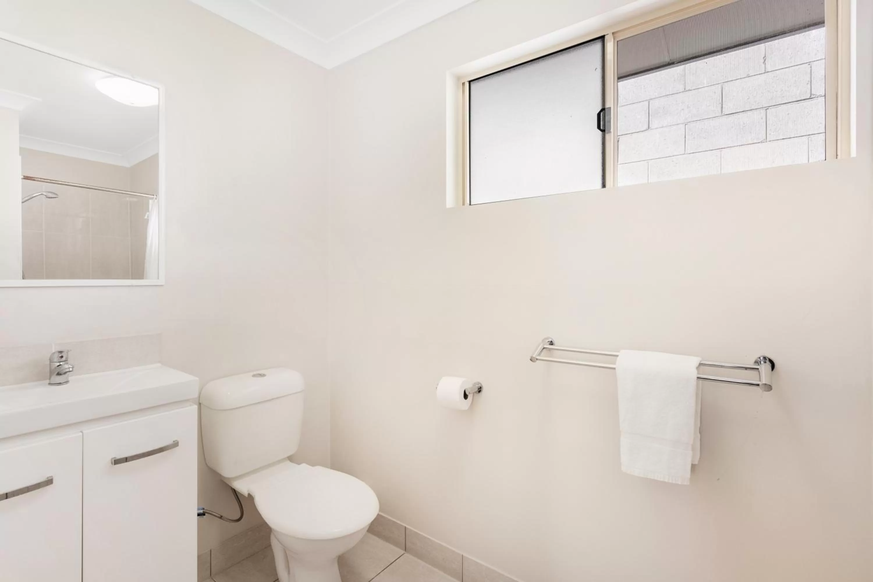 Bathroom in Citywalk Motor Inn