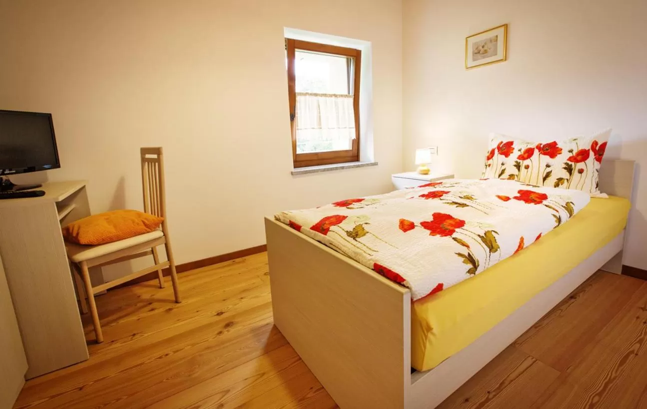 Day, Bed in Albergo Diffuso Tolmezzo