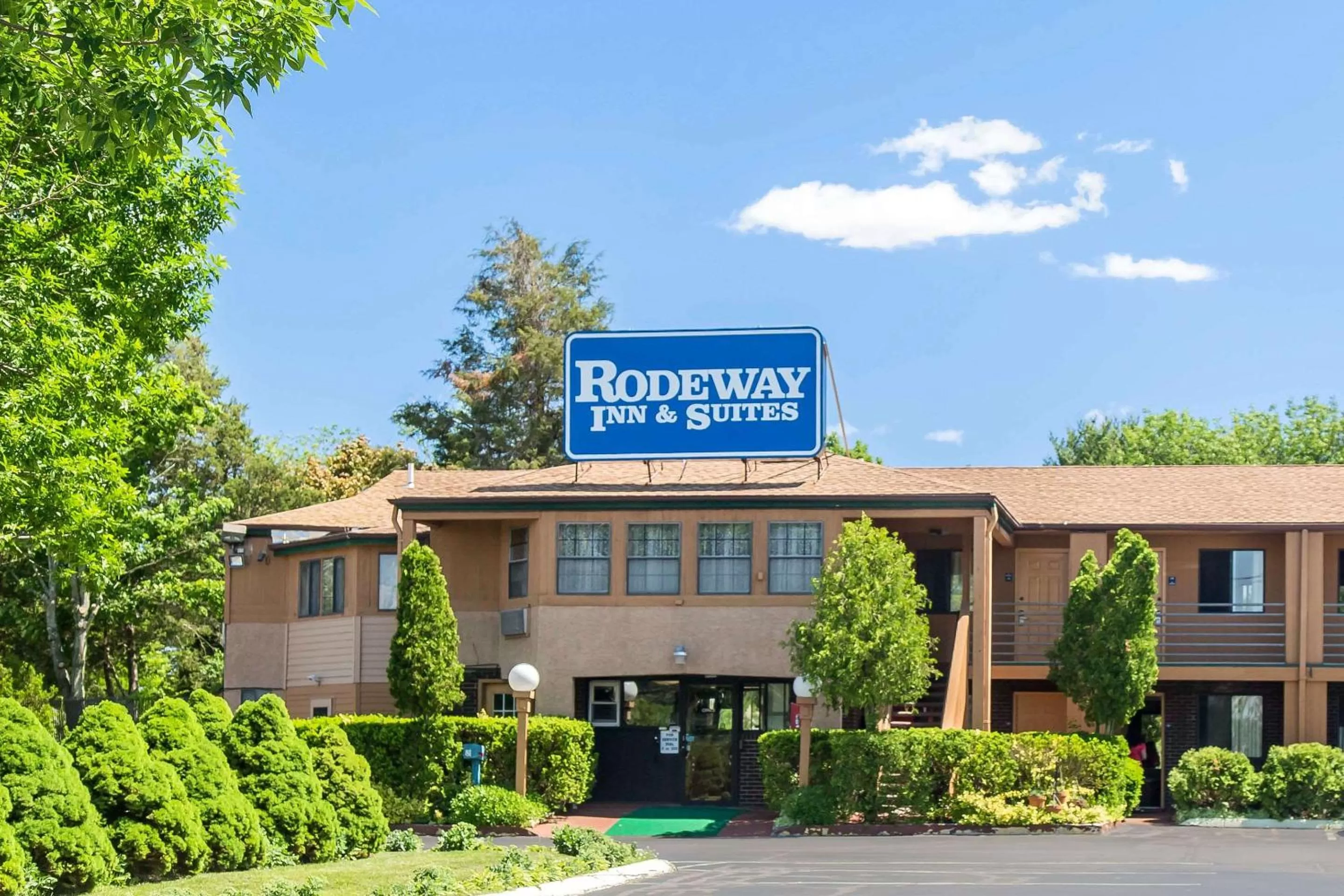 Property building in Rodeway Inn & Suites Branford - Guilford