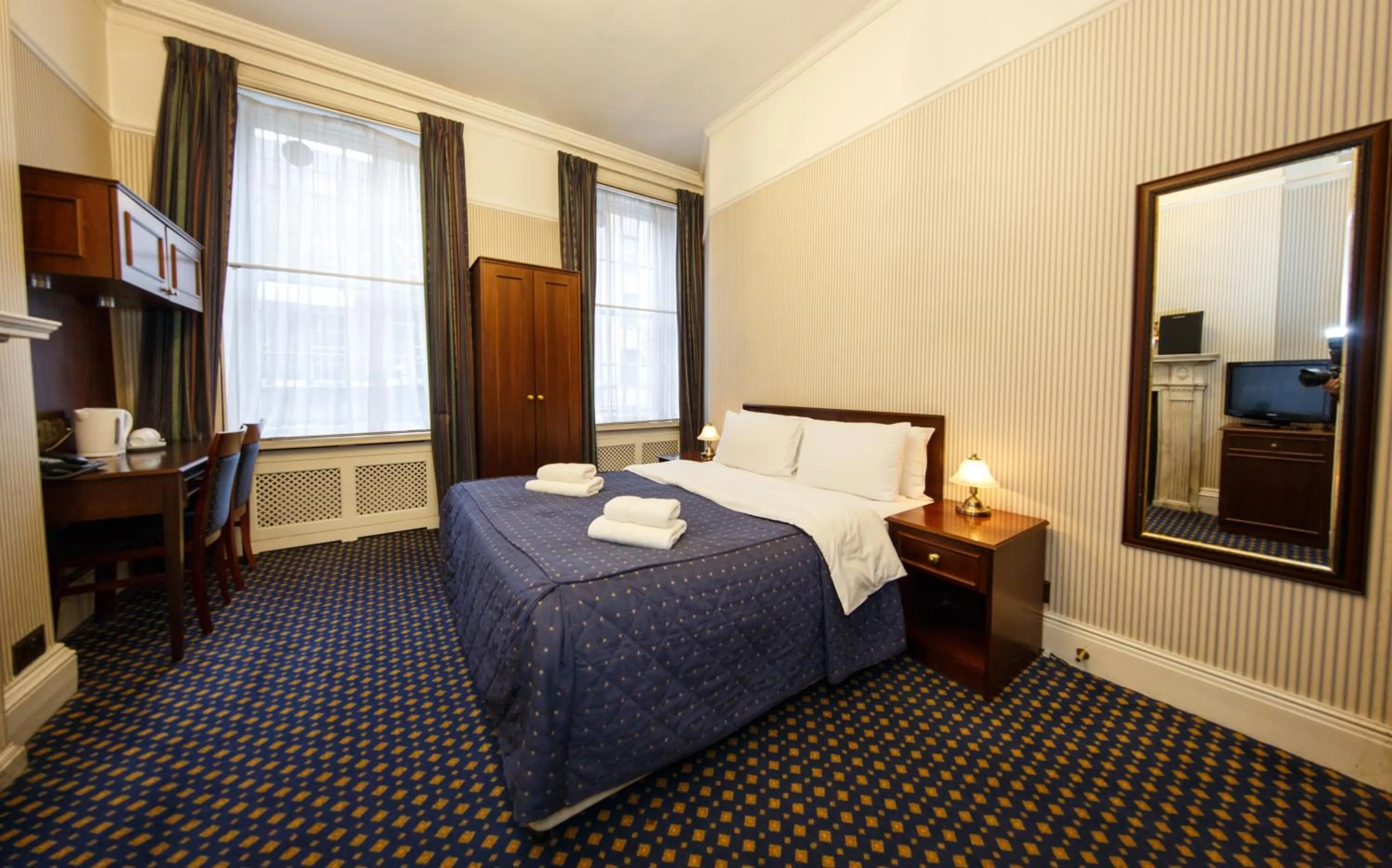 Bedroom, Bed in Regency House Hotel