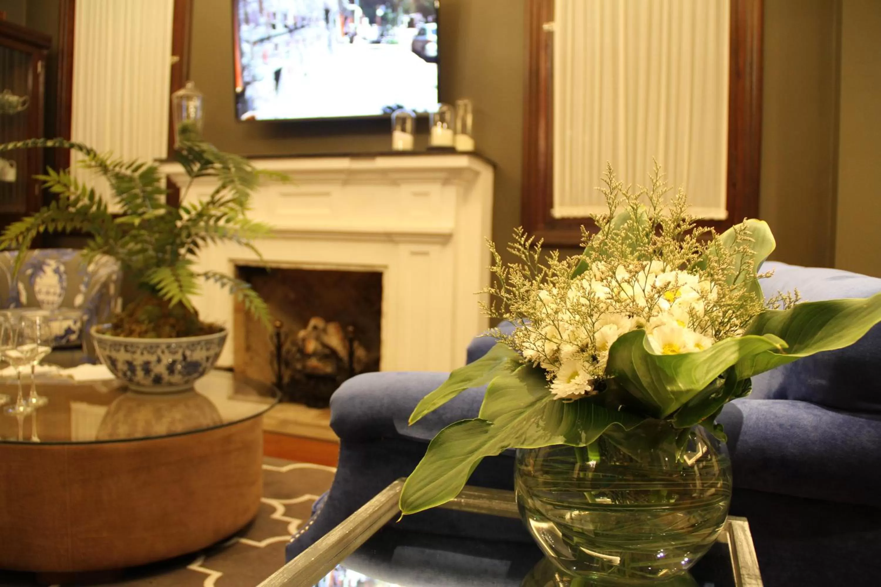 Communal lounge/ TV room in MG Design Hotel Boutique