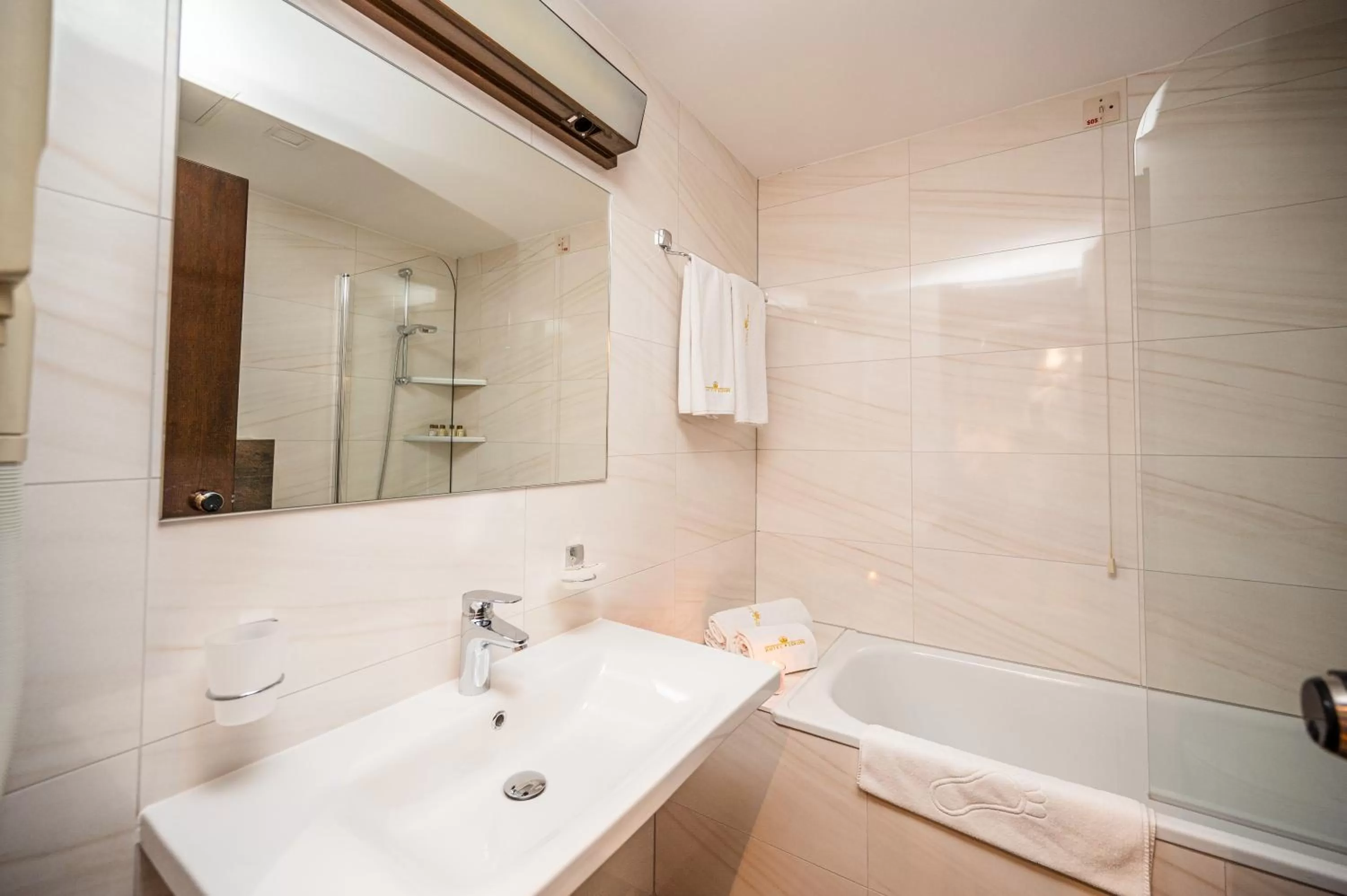 Superior Twin Room in Hotel Holiday