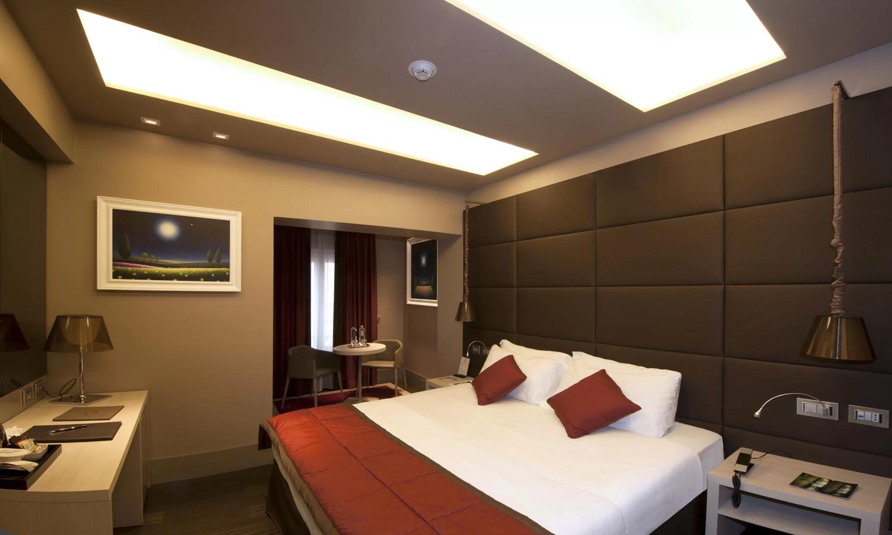 Photo of the whole room, Bed in Harry's Bar Trevi Hotel & Restaurant