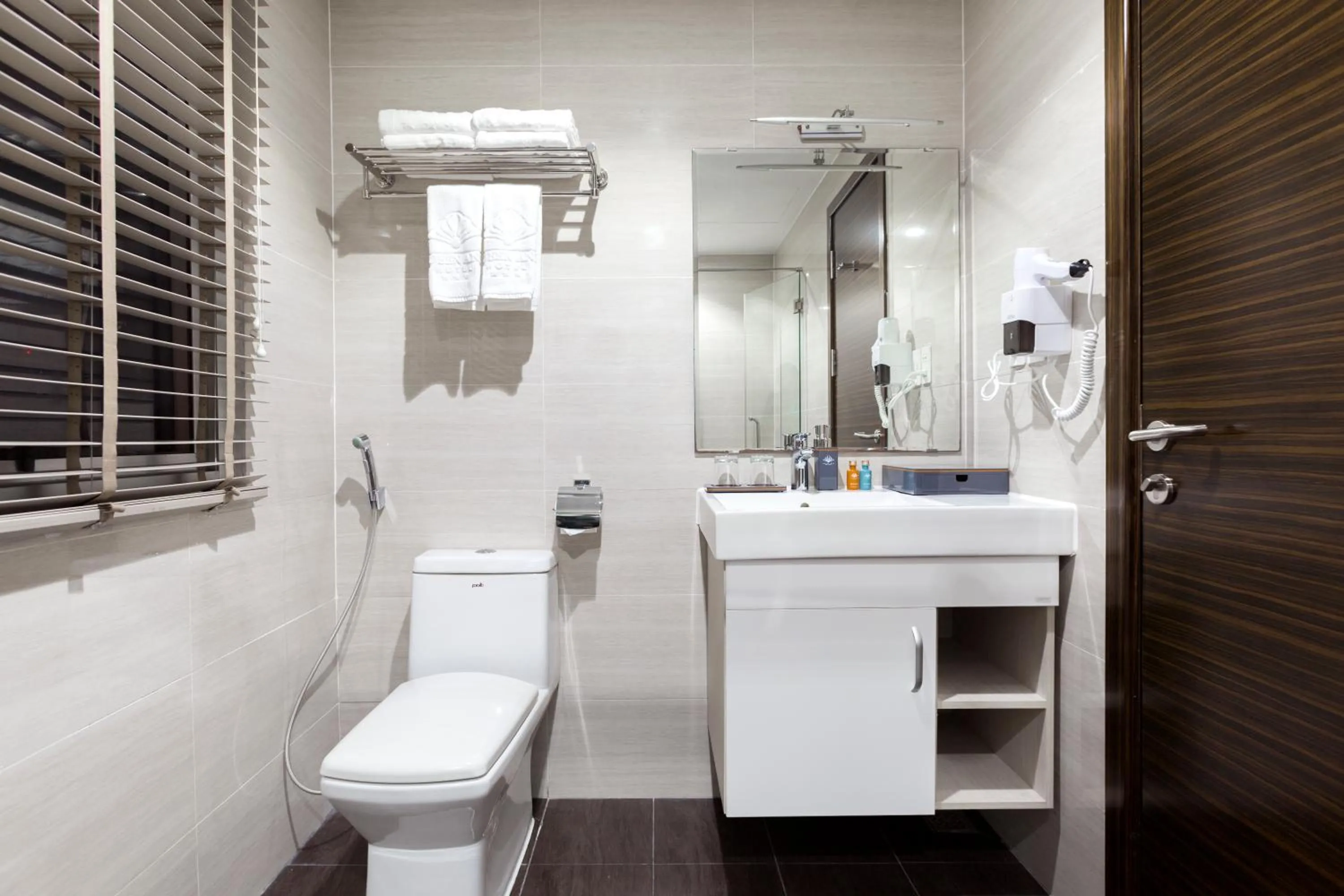 Toilet in Queen Ann Hotel