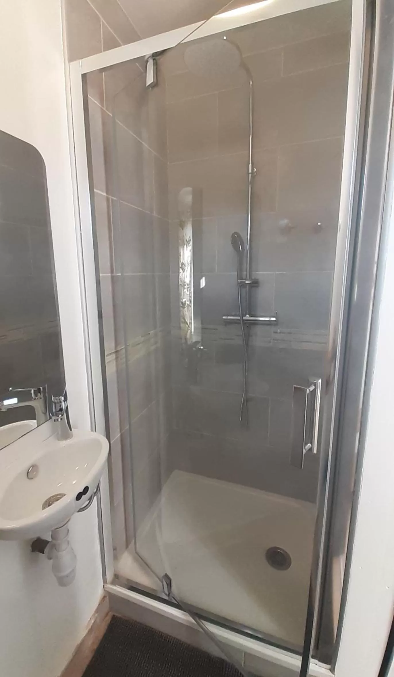 Bathroom in A l'Ombre des Amandiers Chambres d'hôtes