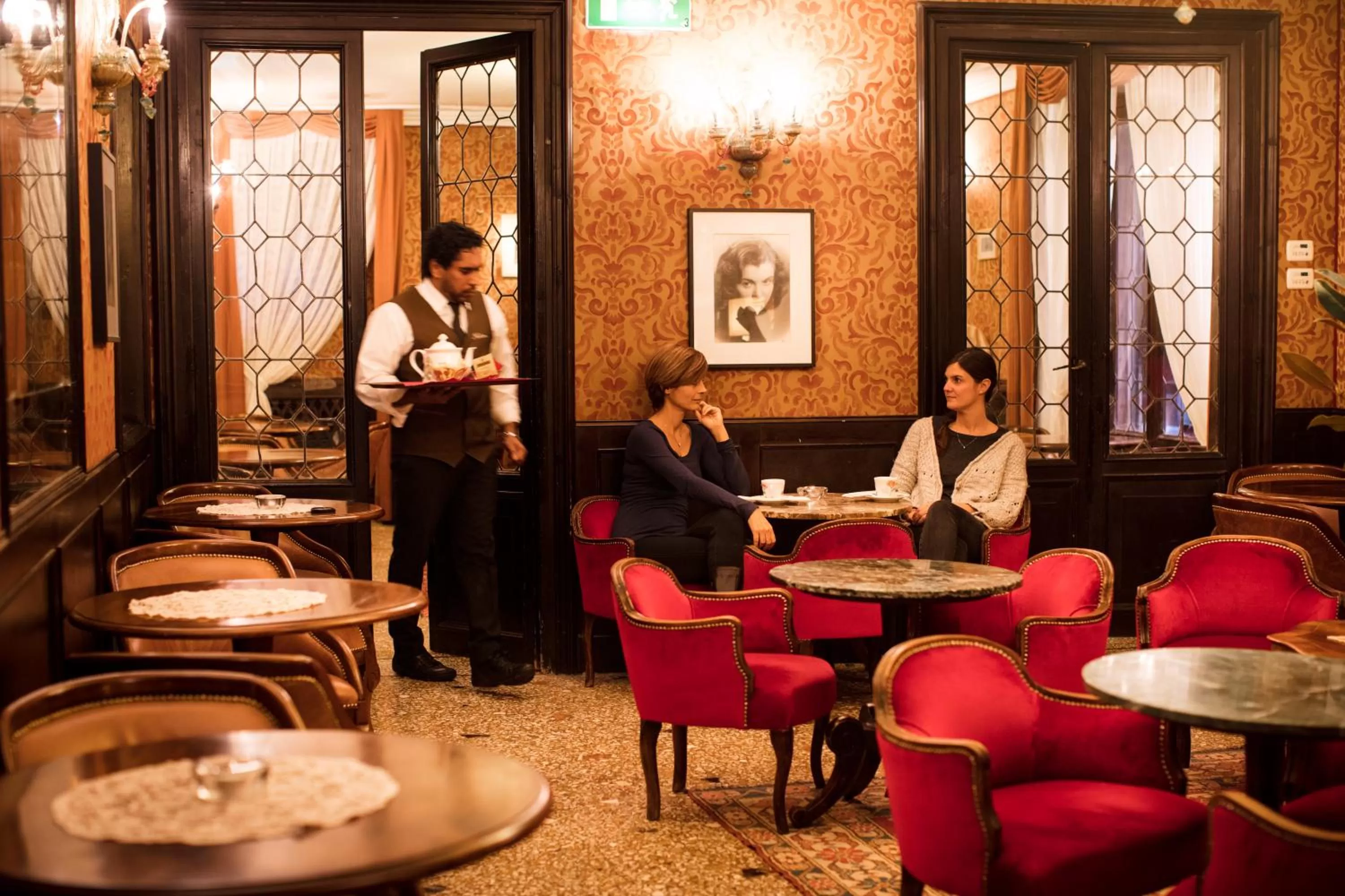 Lounge or bar in Hotel Flora - By Romanelli Family