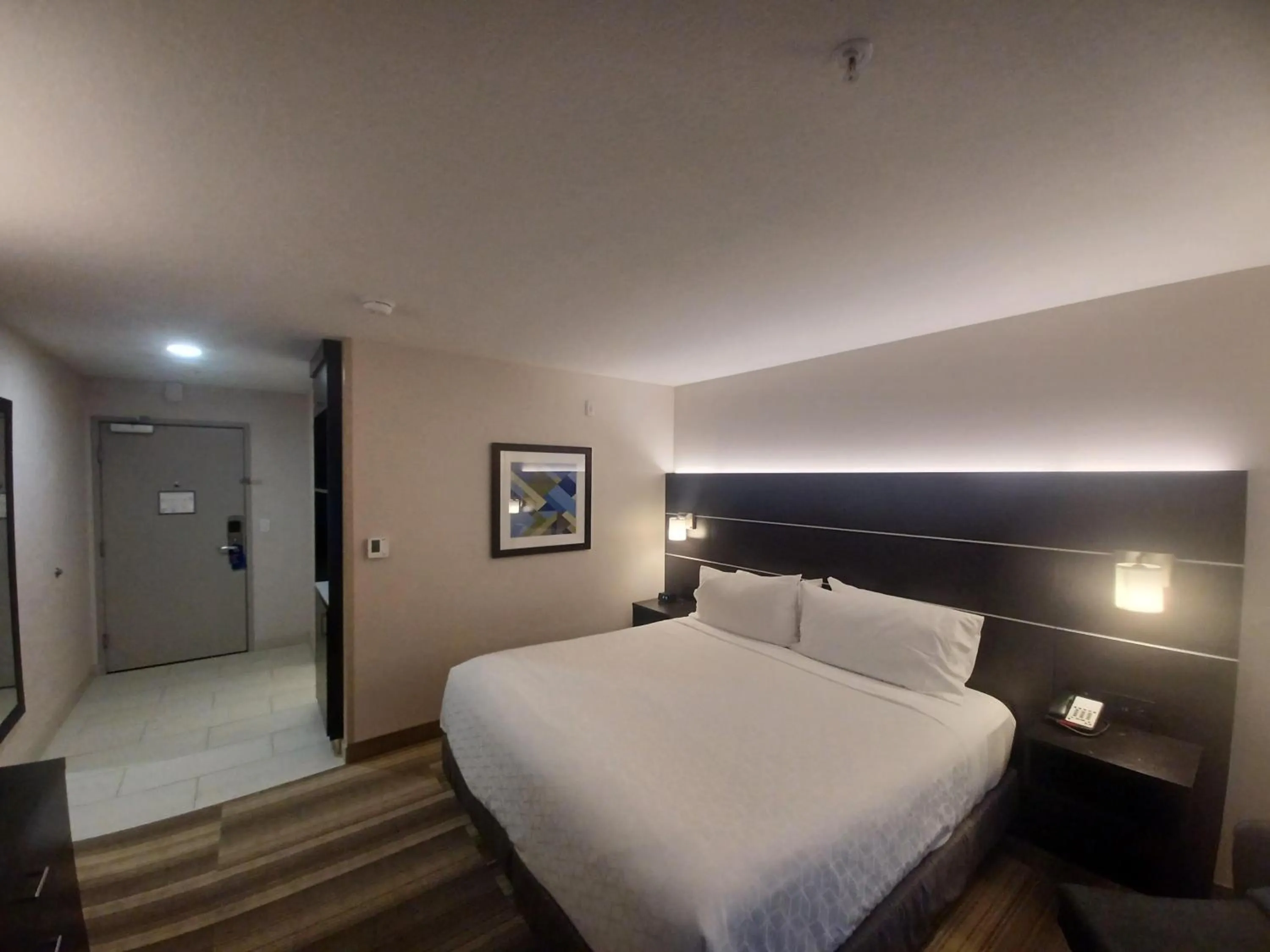 Bed in Holiday Inn Express & Suites Lincoln City by IHG