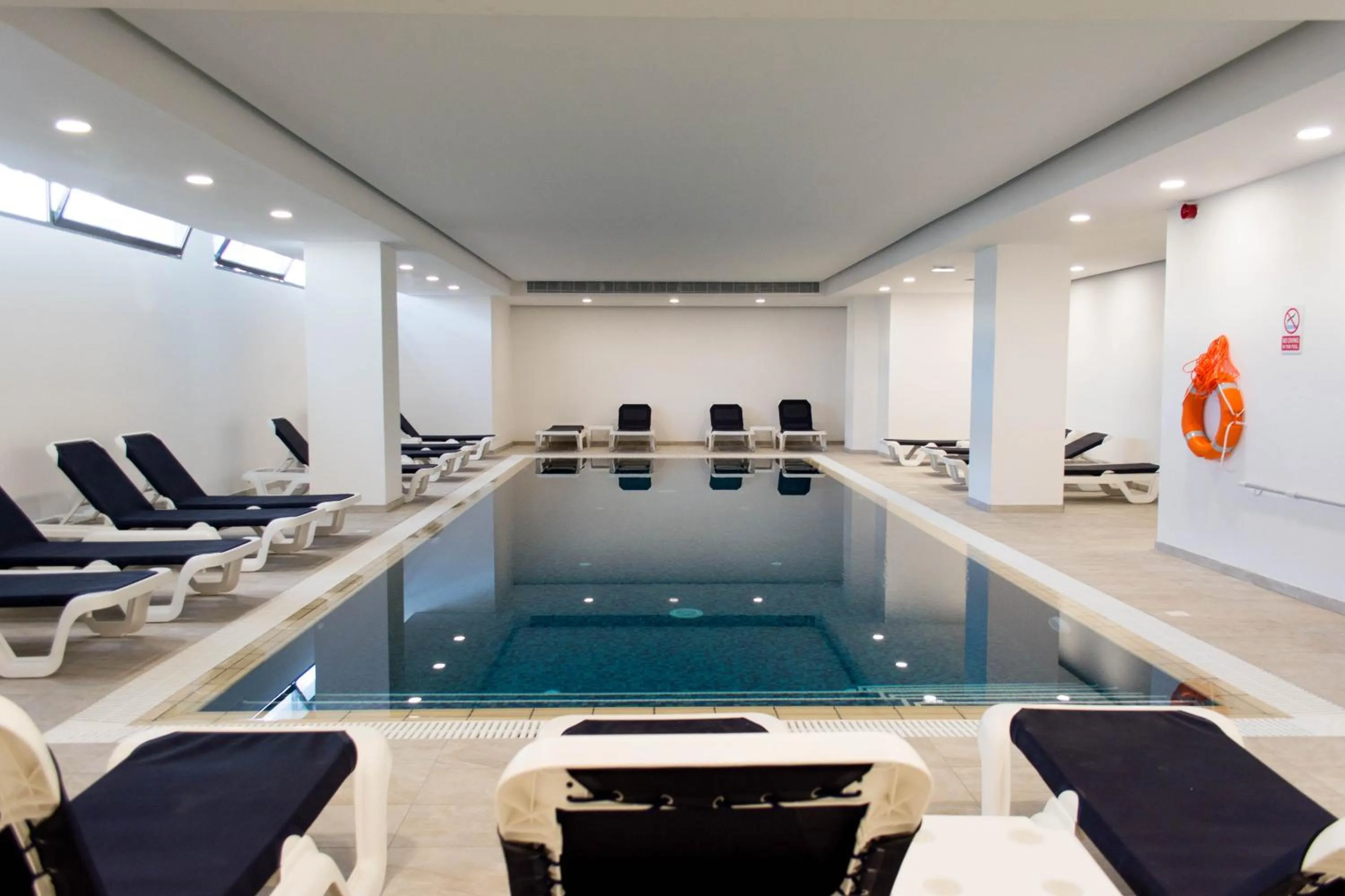 Swimming pool in Mandali Hotel