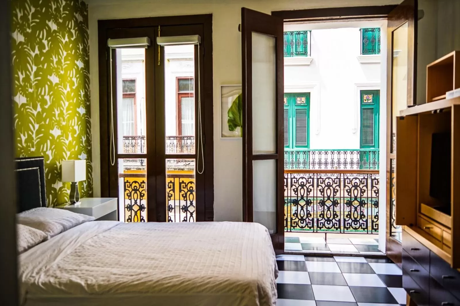 Photo of the whole room in Navona Studios