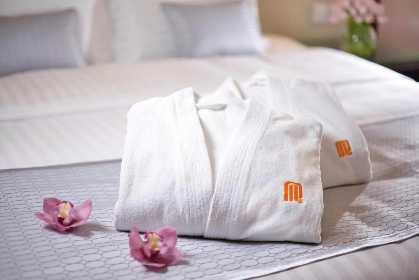 towels, Bed in Regal Kowloon Hotel