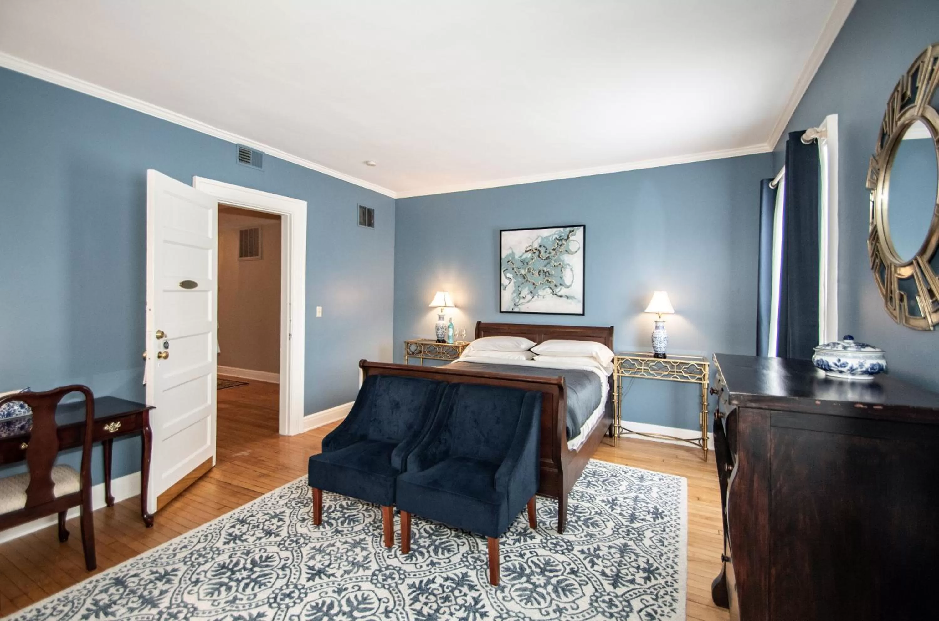 Seating area, Bed in Looking Glass Inn