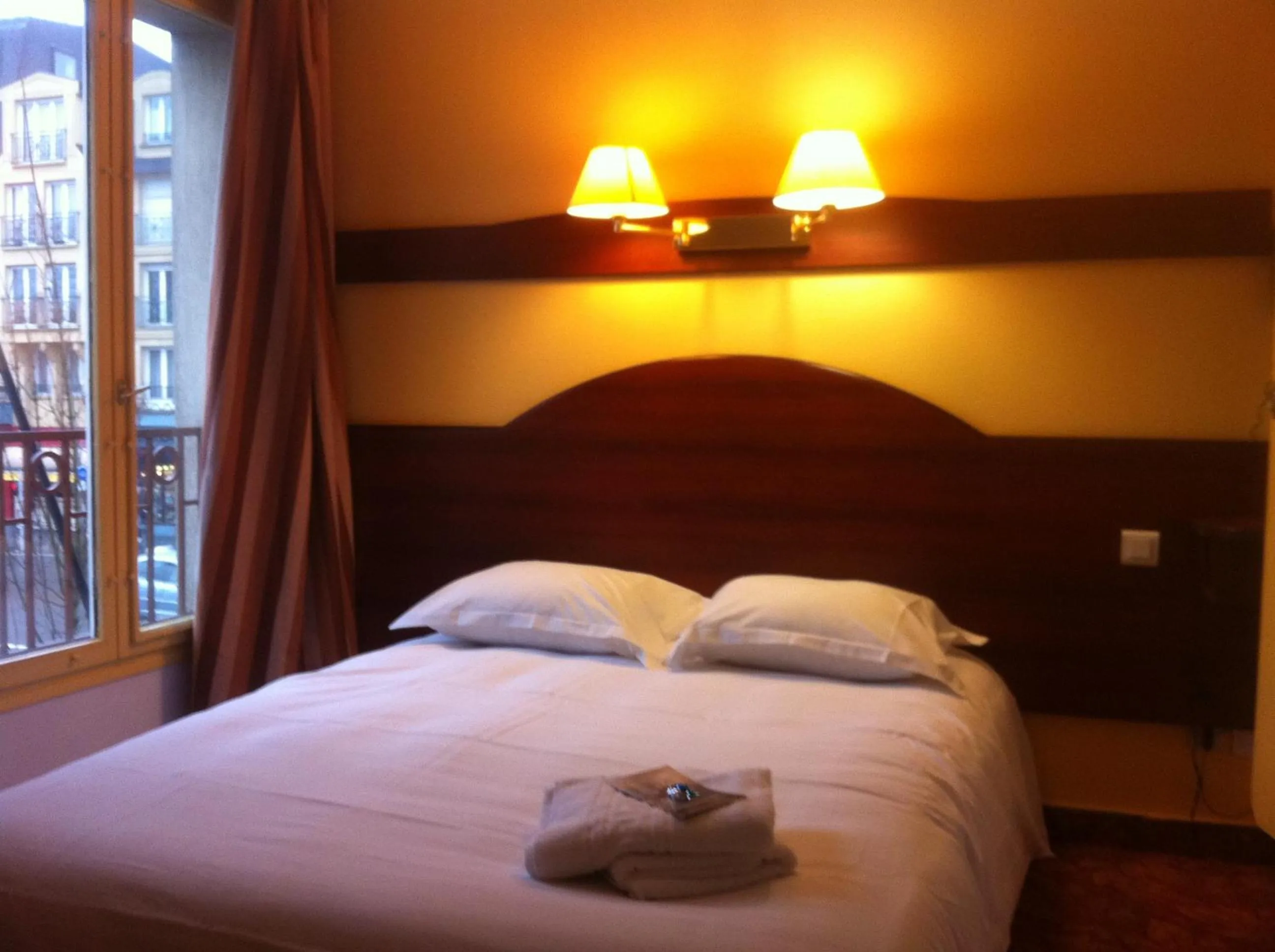 Photo of the whole room, Bed in Hotel Couleurs Sud Centre-ville Gare Charleville-Mézières