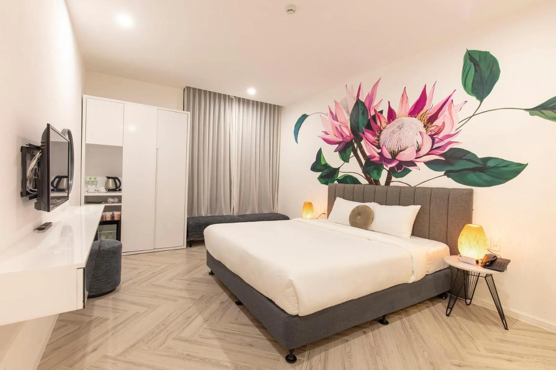 Bedroom, Bed in Len's Hotel