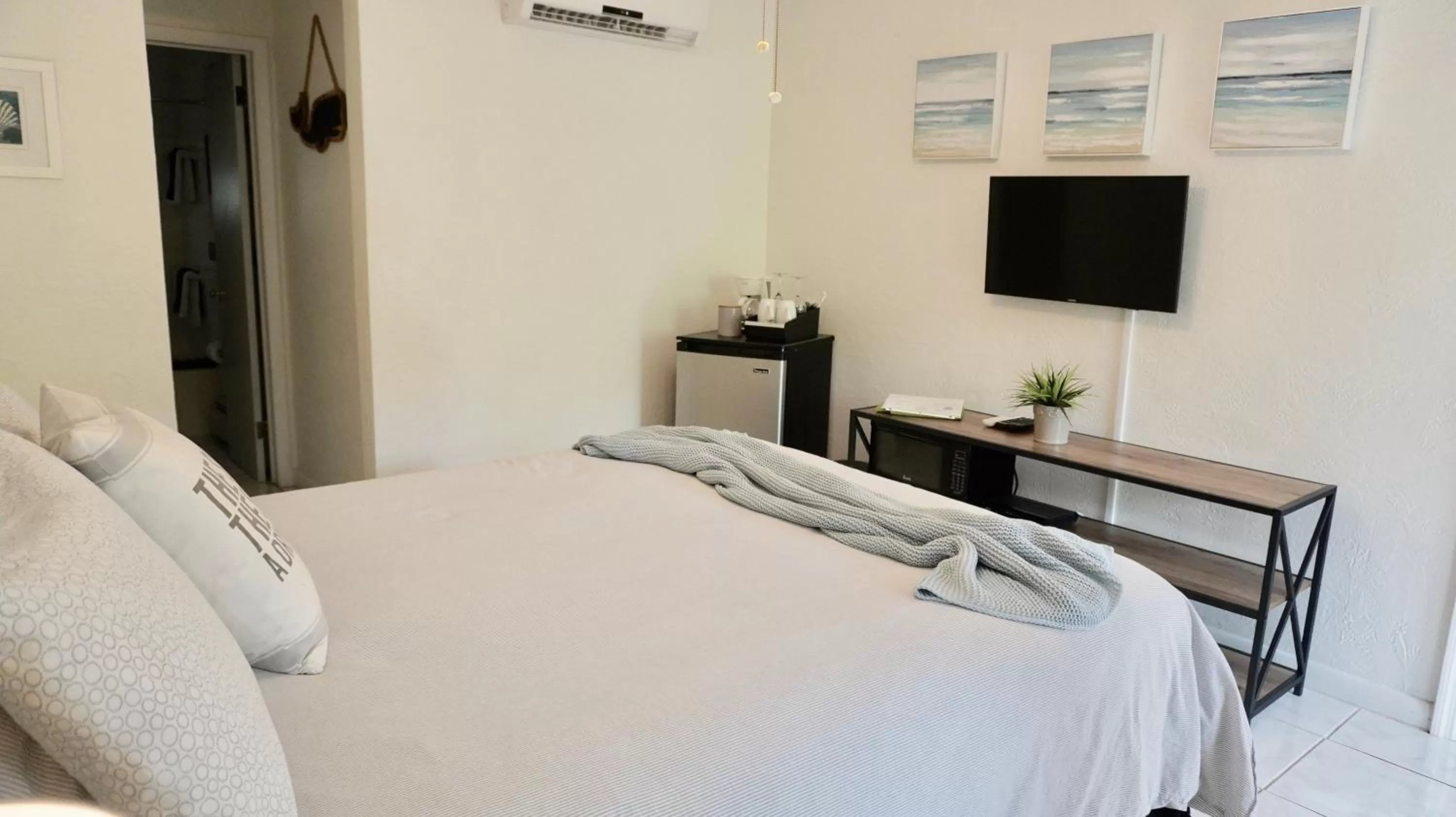 Bedroom, Bed in 4145 By The Sea Inn & Suites