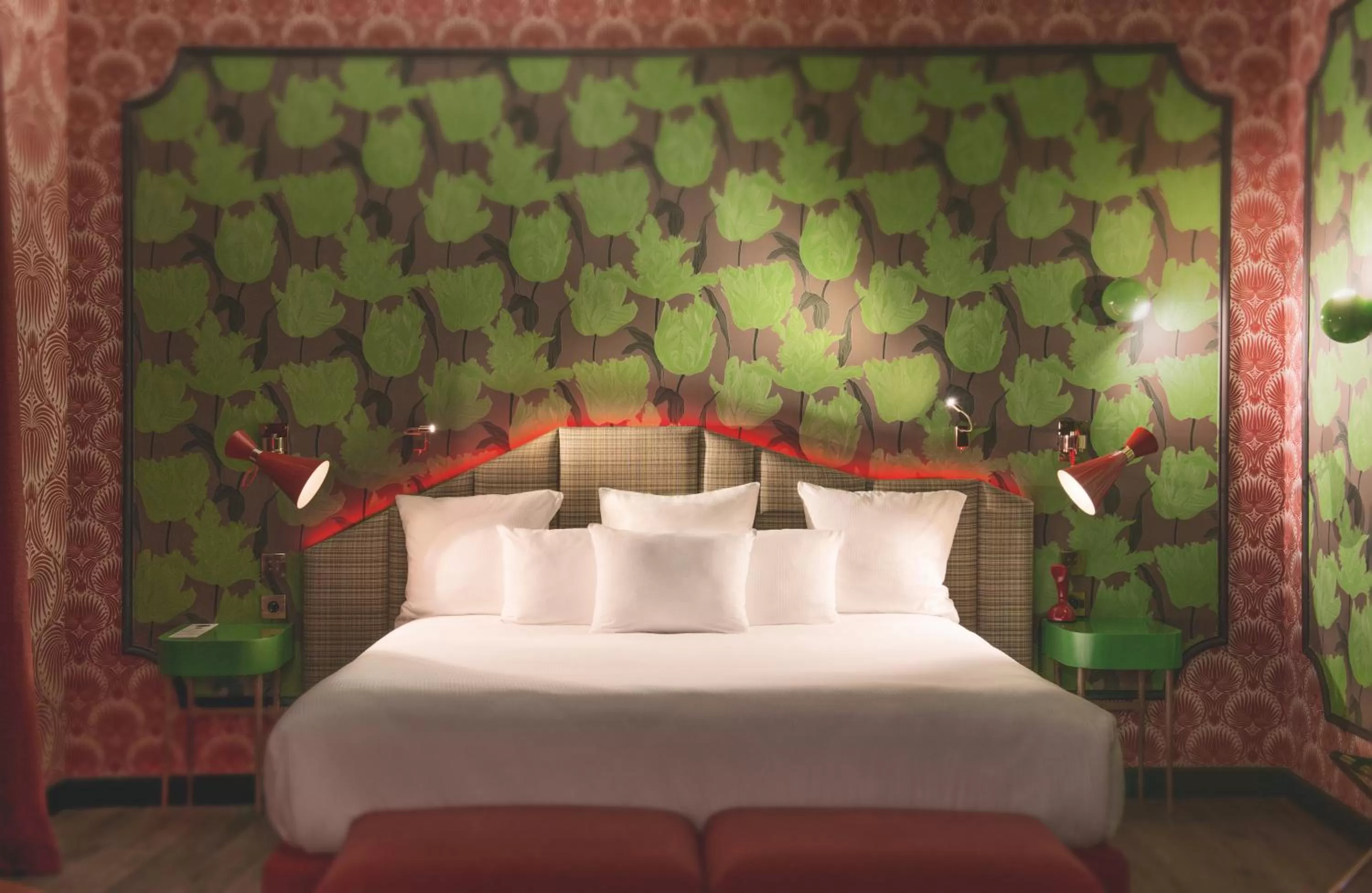 Photo of the whole room, Bed in Idol Hotel