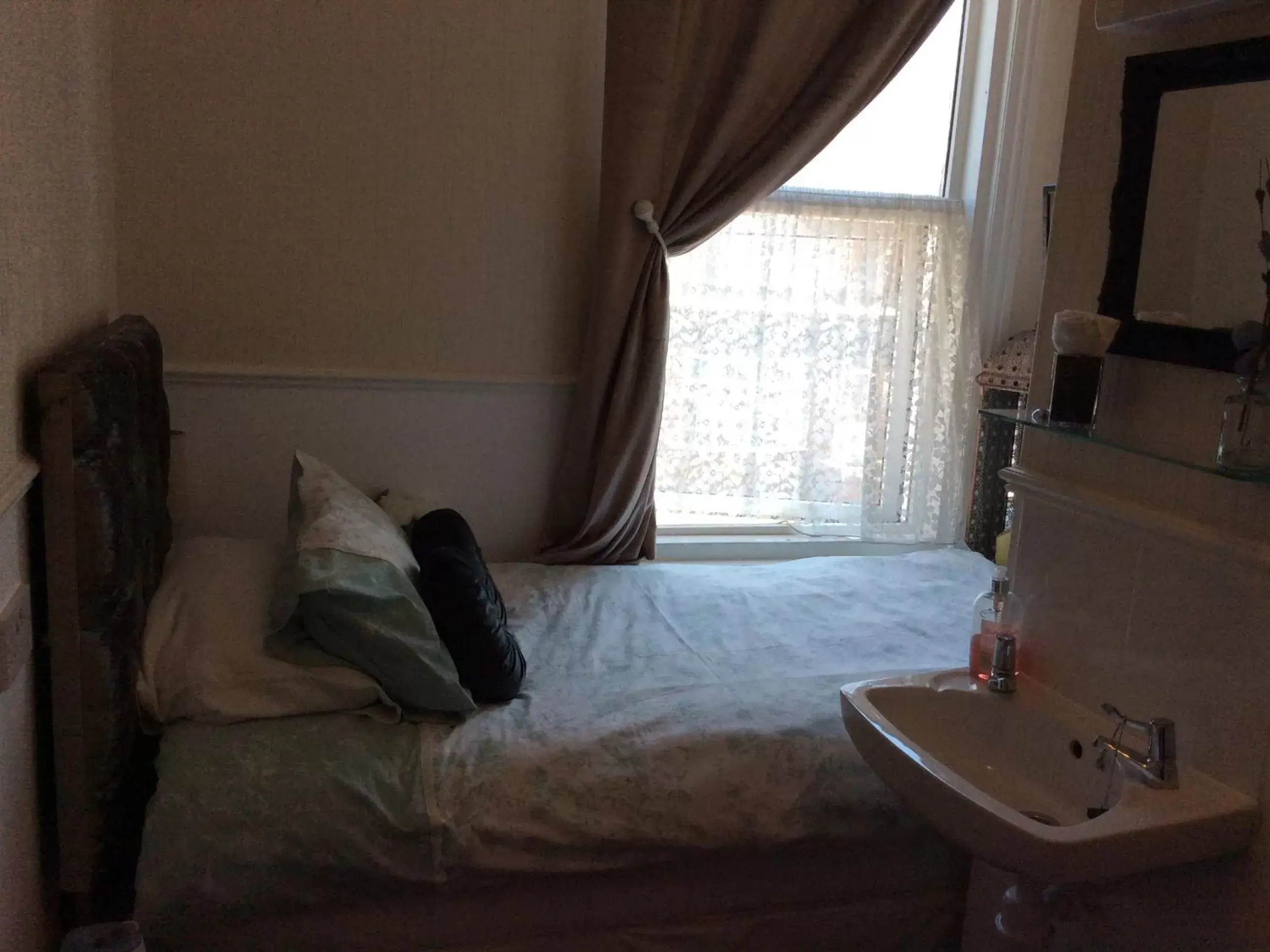 Single Room with Shower - single occupancy in Mayfair Hotel Single Room with Shower - single occupancy in Mayfair Hotel