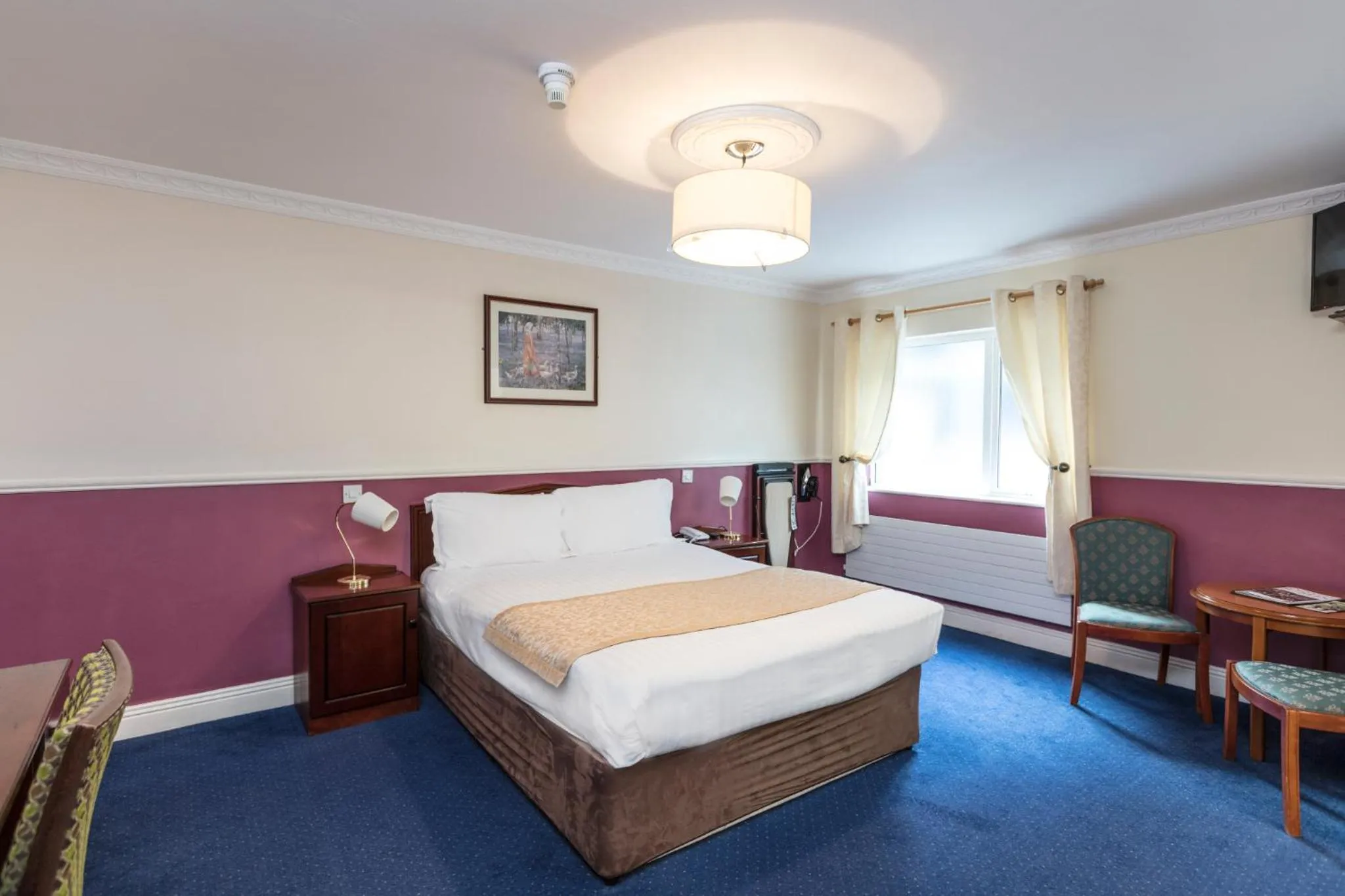 Photo of the whole room, Bed in The Lansdowne Hotel