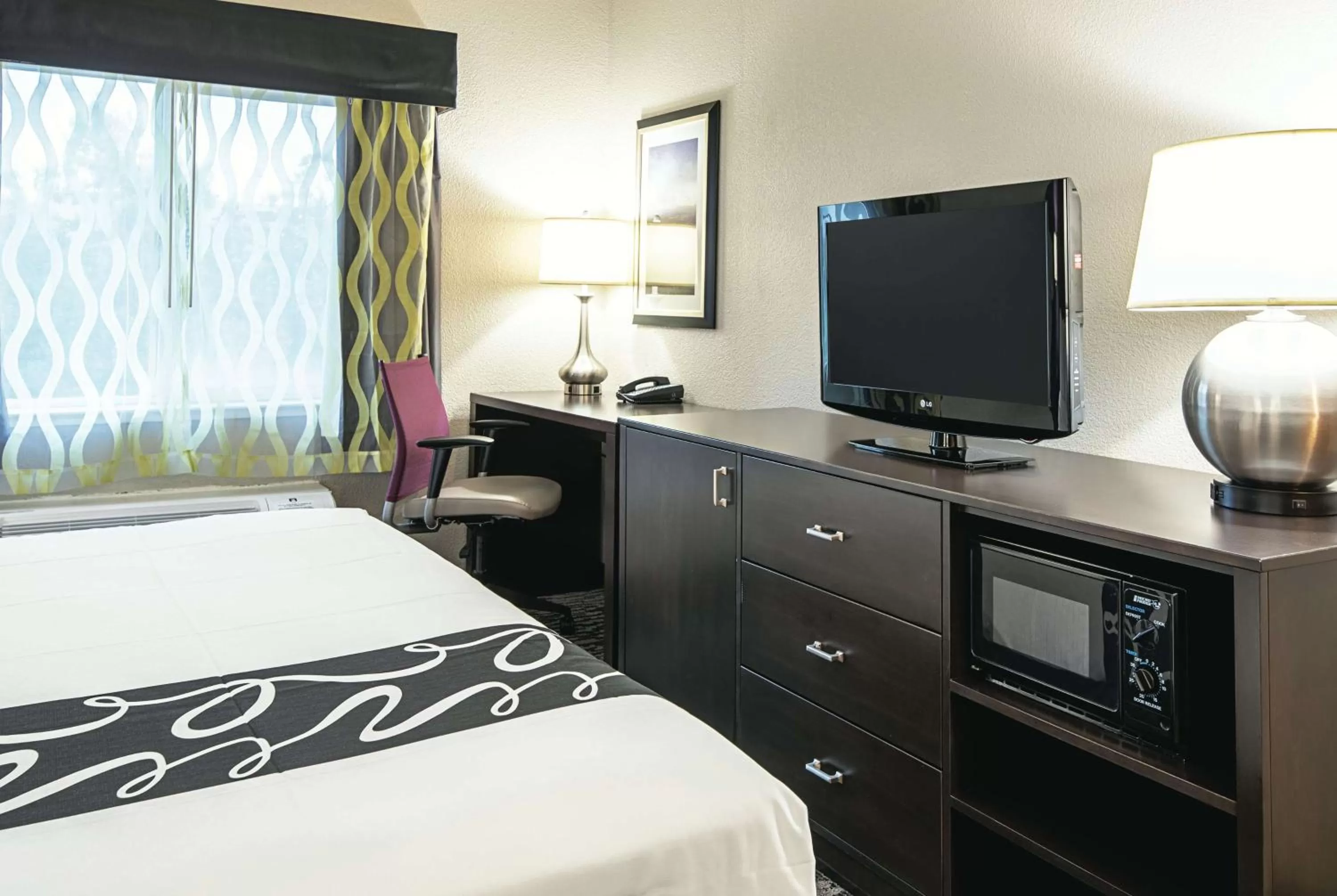 Photo of the whole room, Bed in La Quinta Inn by Wyndham Livermore