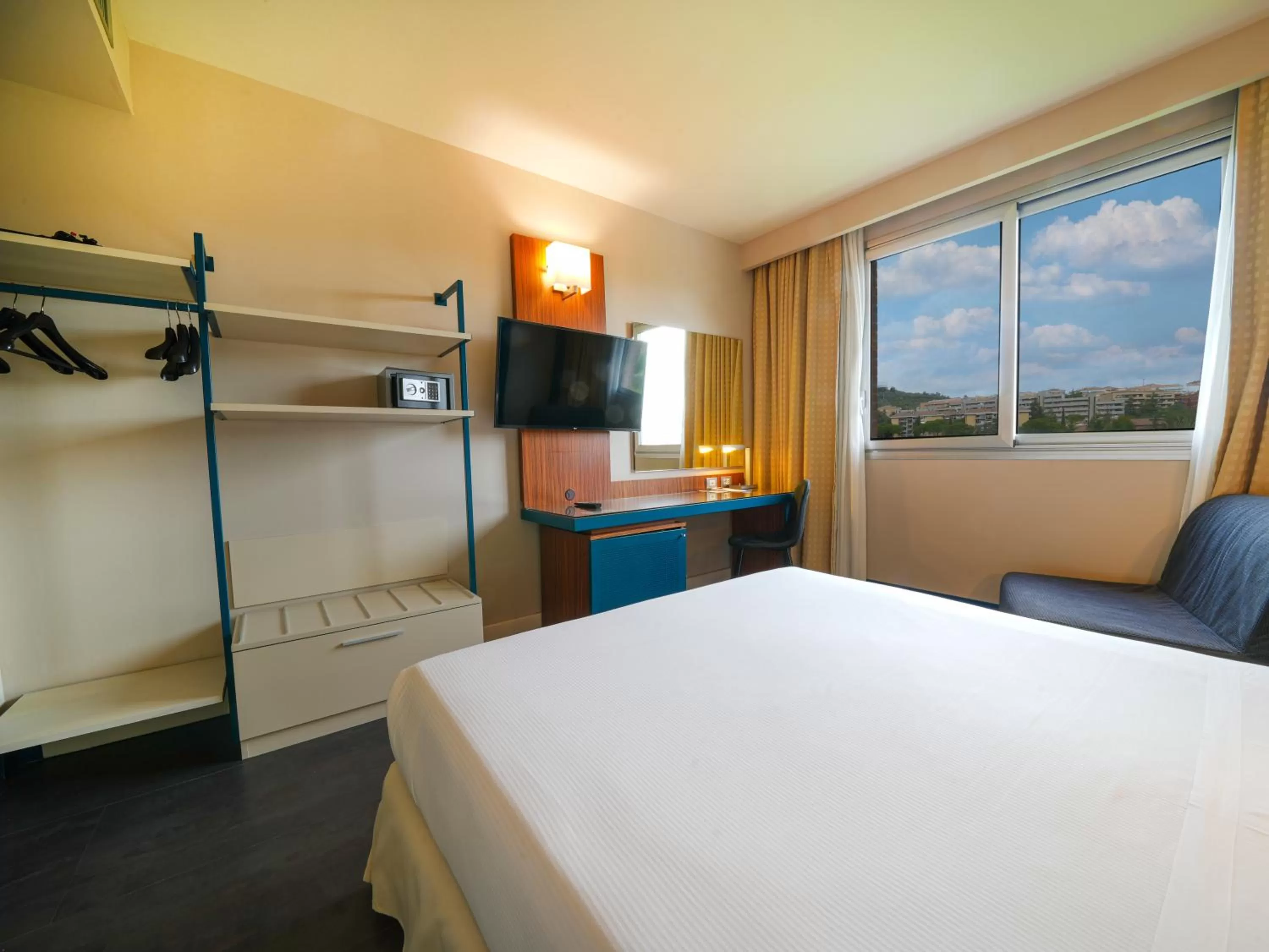 Bed in La Meridiana Bleisure Hotel