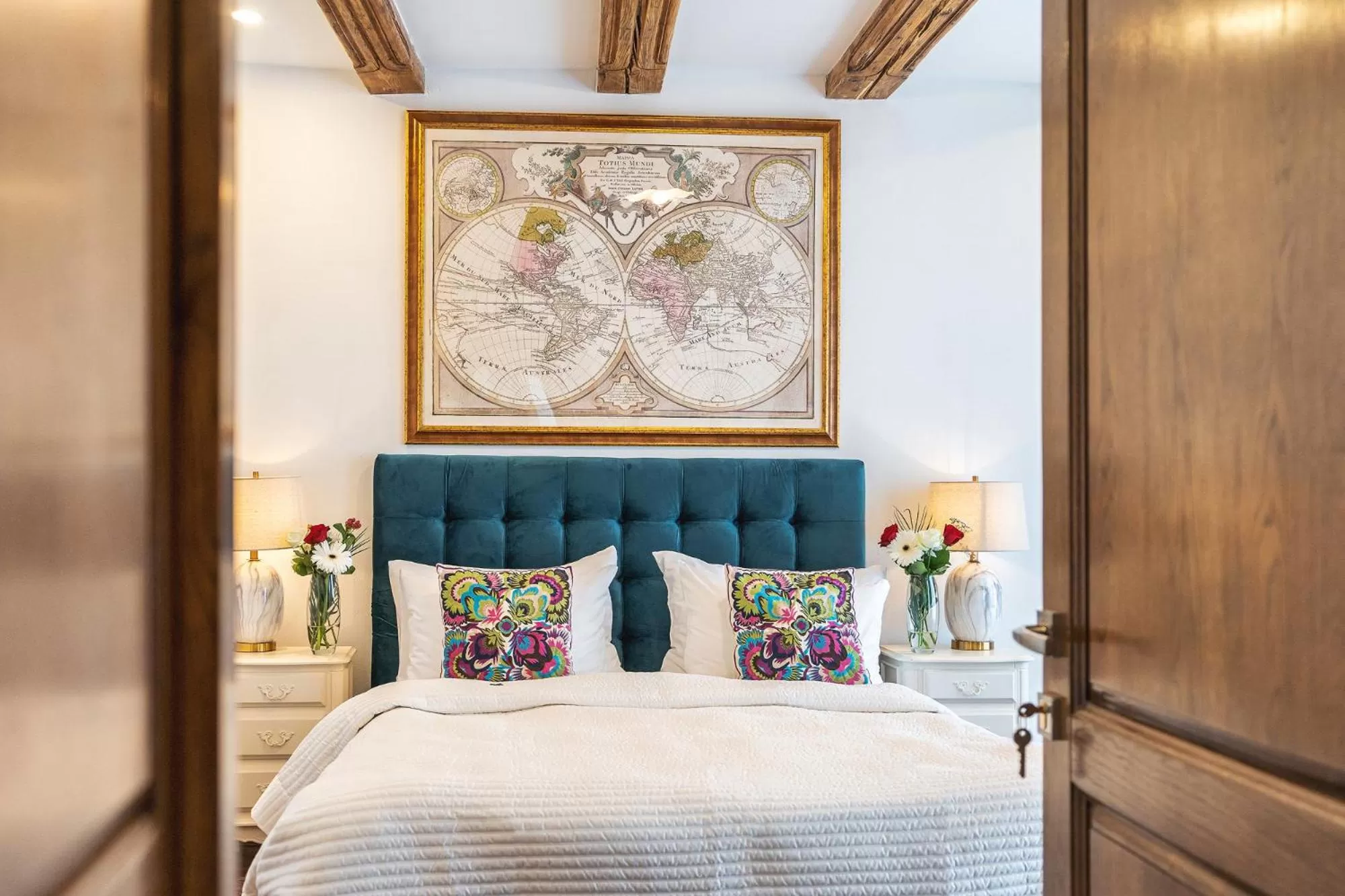 Bed in Nikolas Haus Premium Historic Center Stay & Free Parking