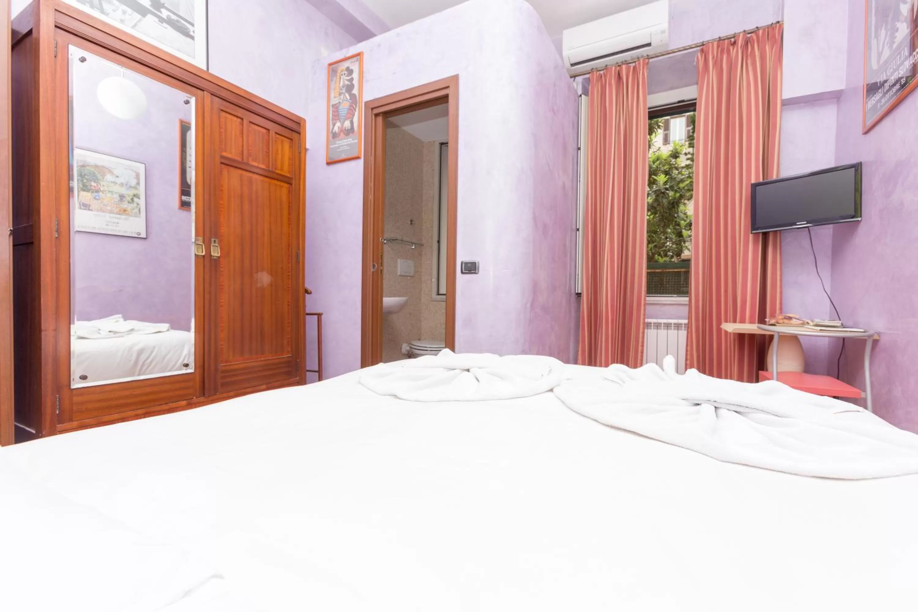 Bedroom, Bed in DomusAmor Colosseo