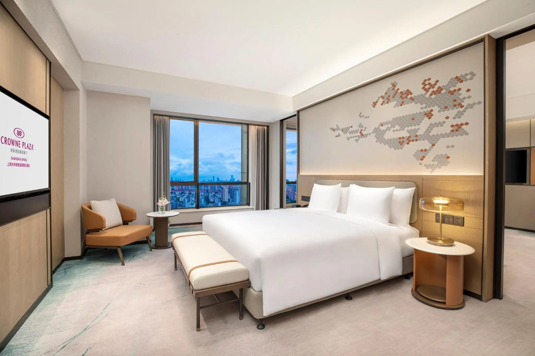 Photo of the whole room, Bed in Crowne Plaza Shanghai Jinxiu by IHG