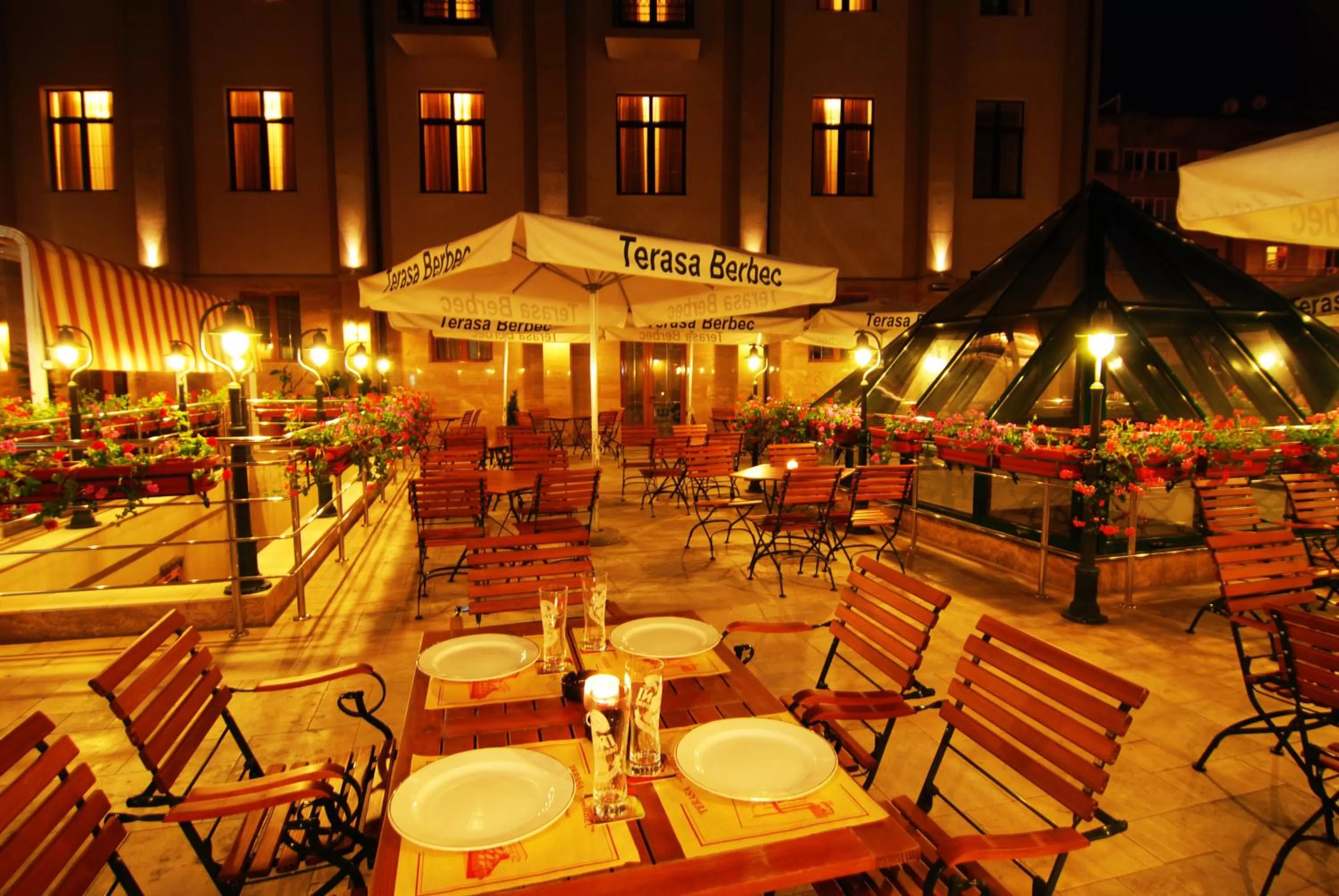 Restaurant/places to eat in Hotel Central