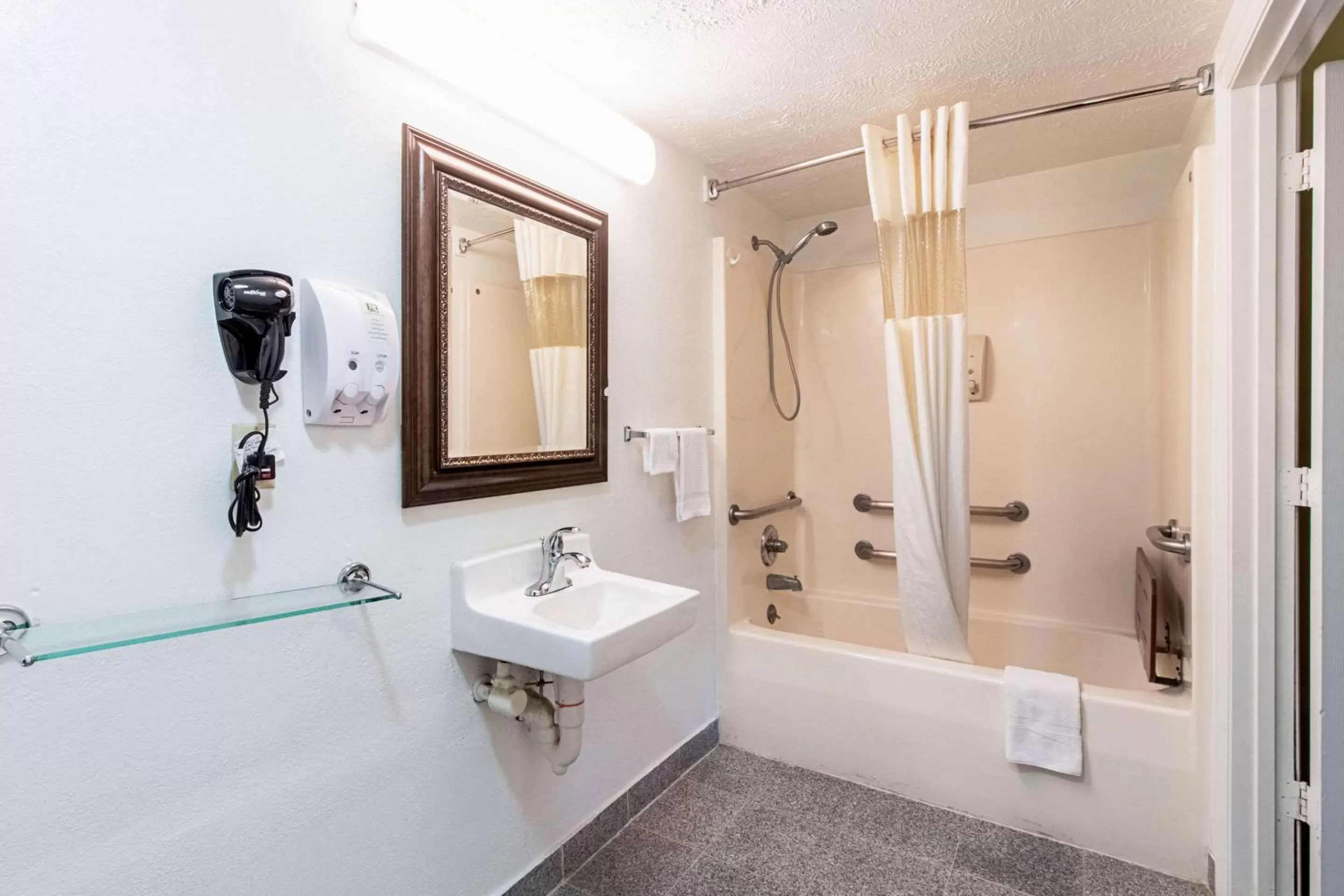 Bedroom in Quality Inn & Suites Dickson