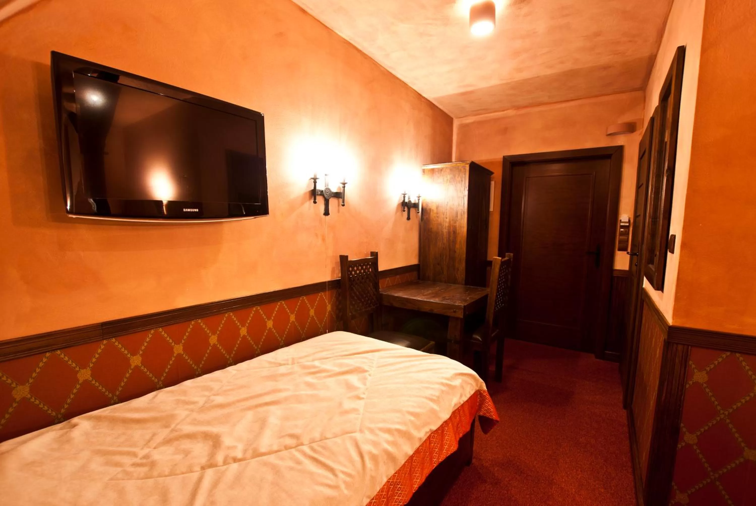 Bed, TV/Entertainment Center in Zamek Uniejów