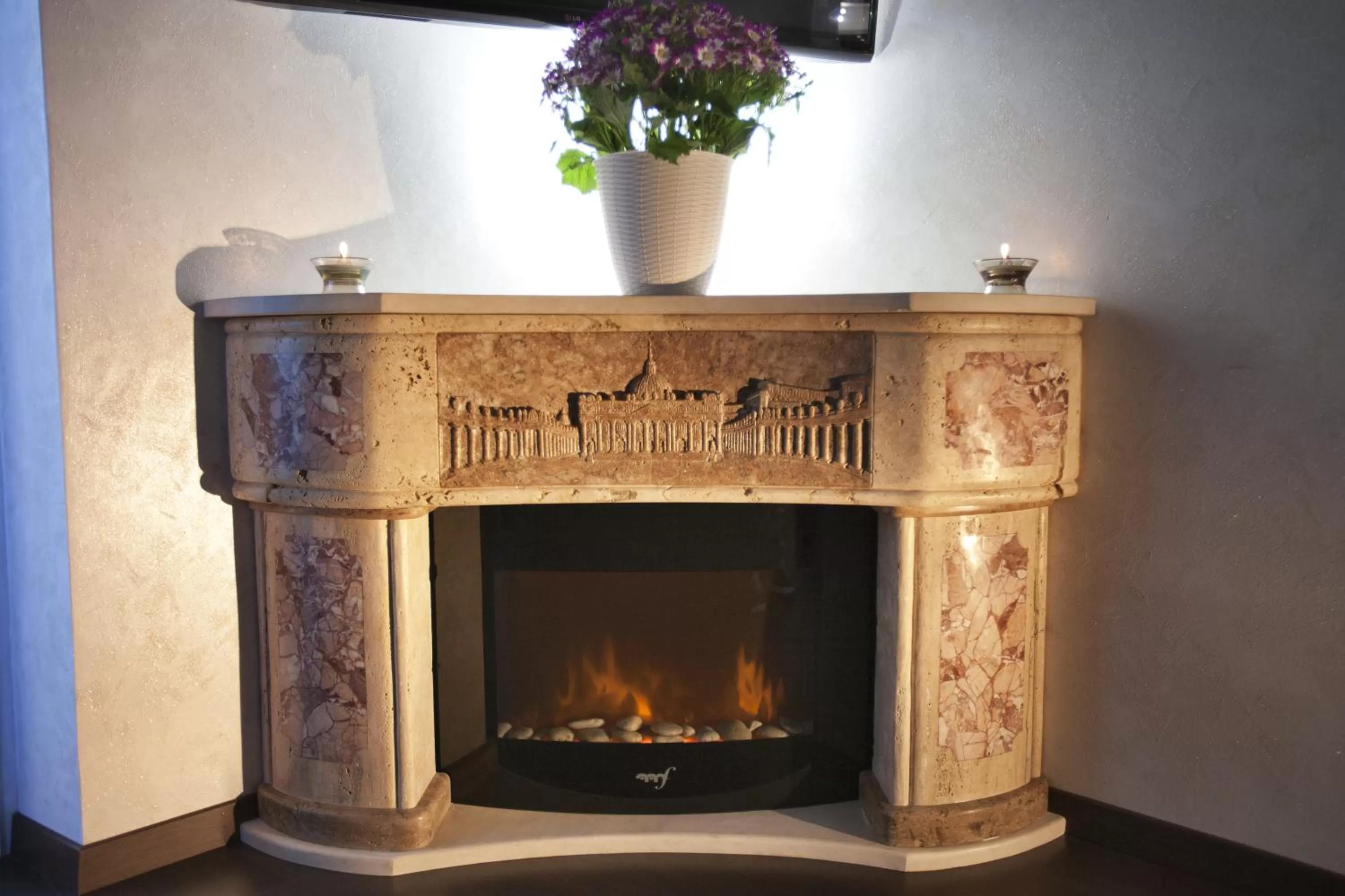 Decorative detail, TV/Entertainment Center in San Pietro Shabby Chic Apartment