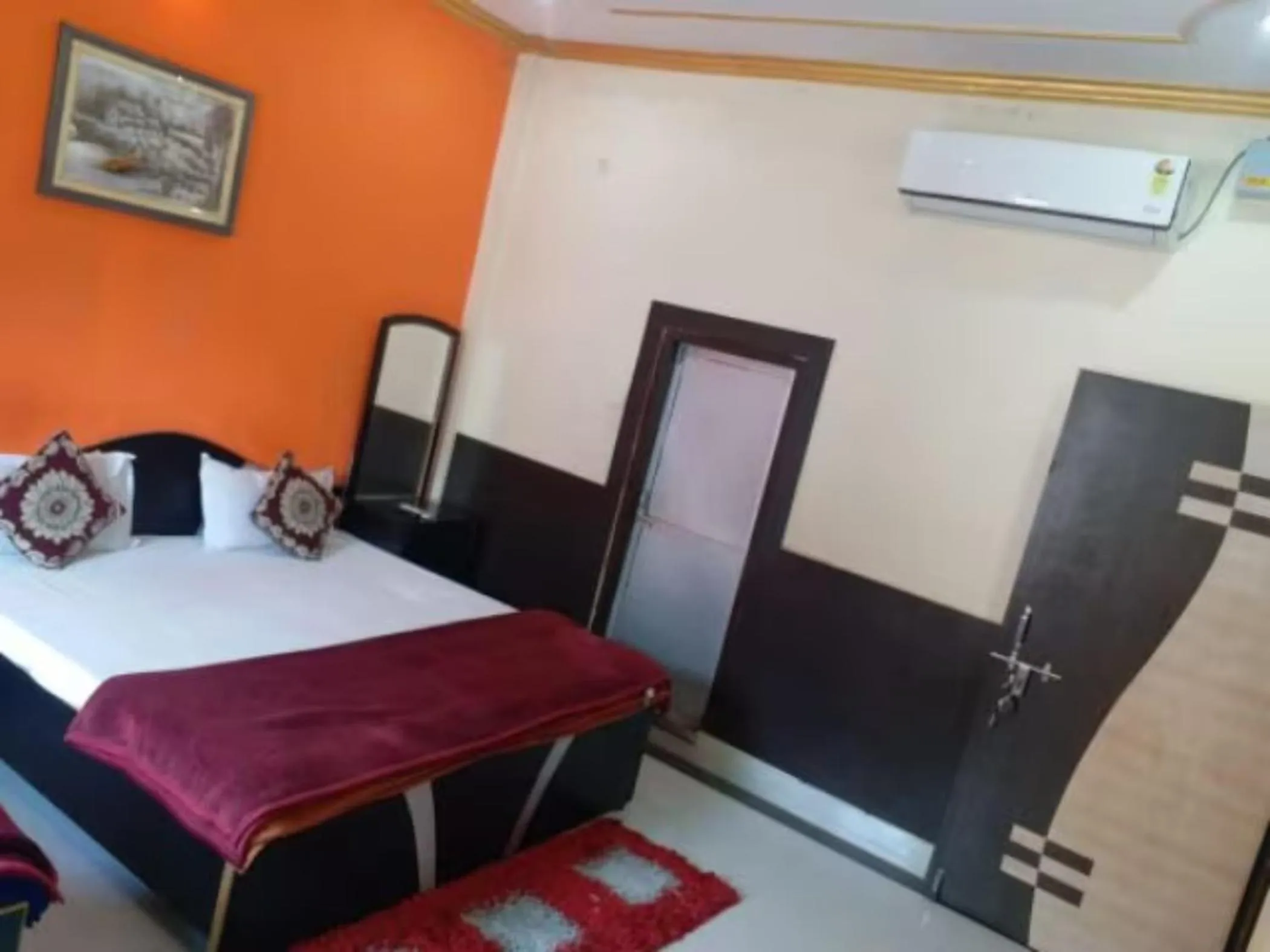 Bed in Goroomgo New Ashiyana Palace Varanasi