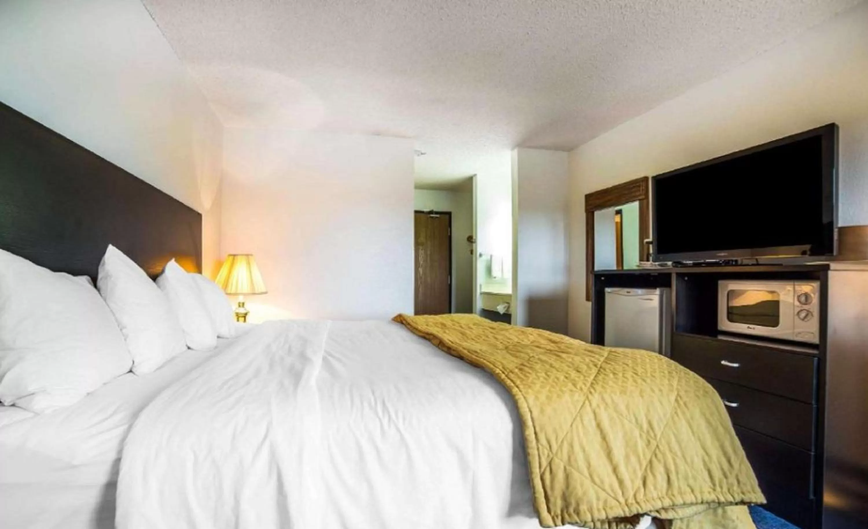 Bed in FairBridge Inn & Suites Sunnyside