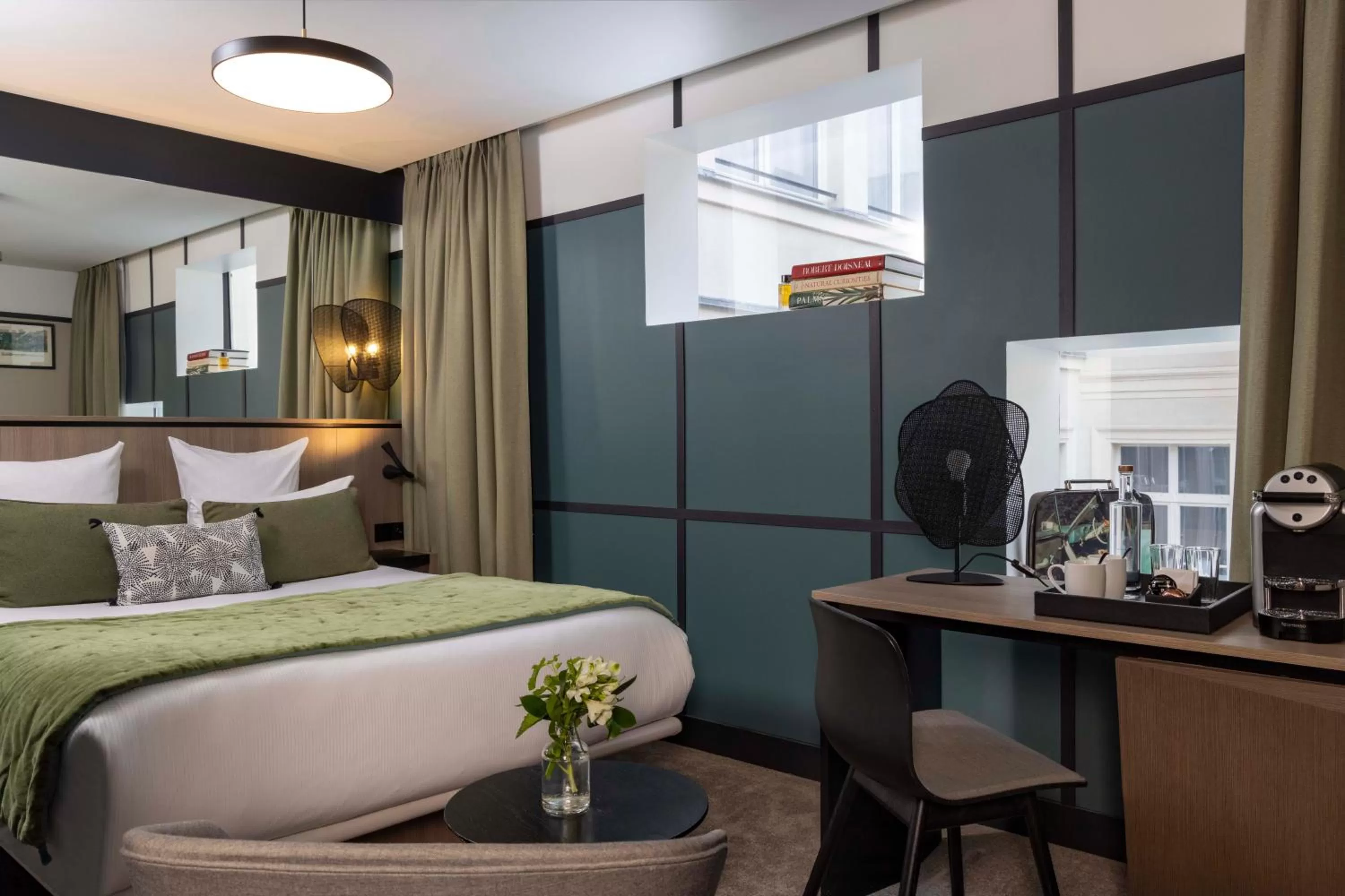 Photo of the whole room, Bed in Hôtel Opéra Liège