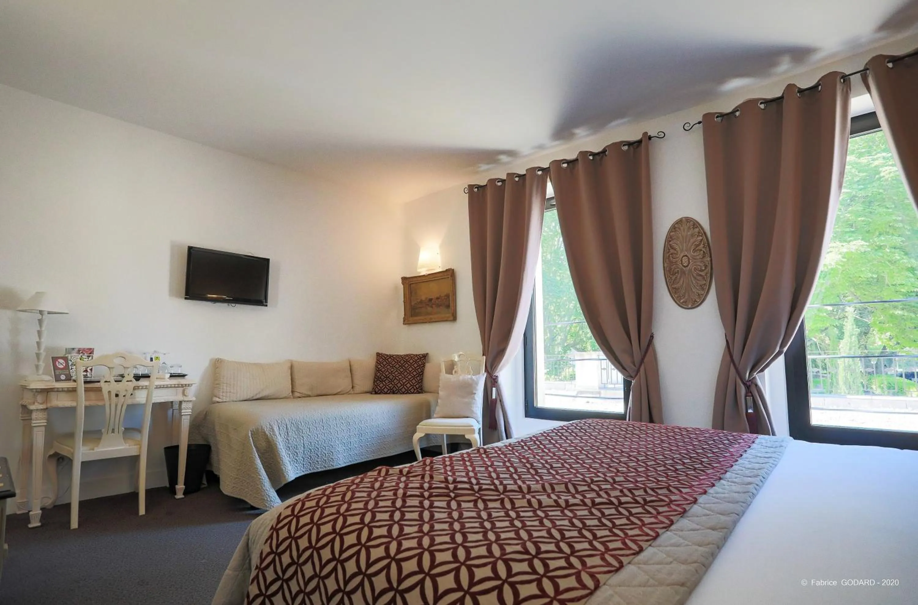 Bed in Logis Hôtel Restaurant du Parc