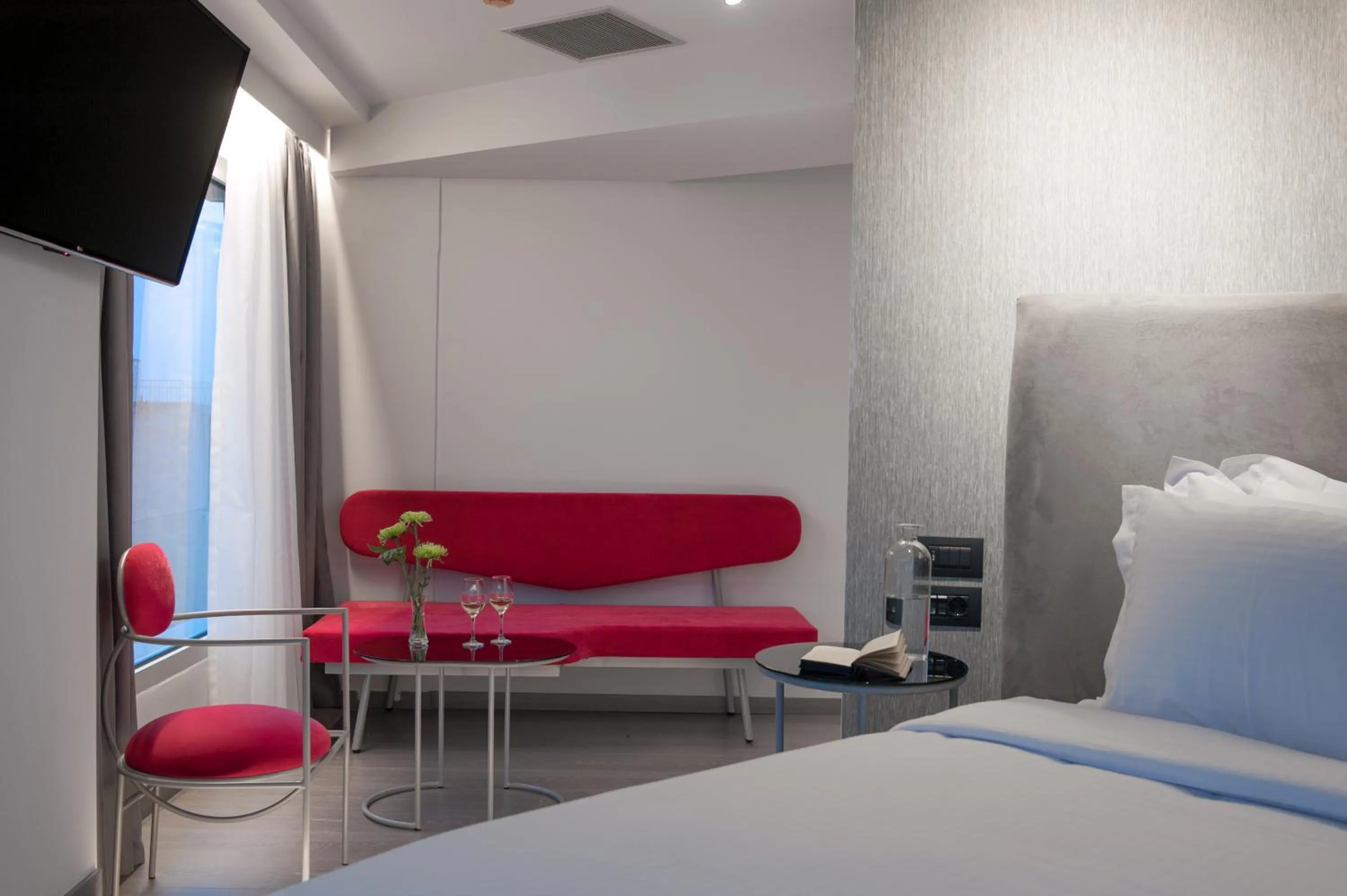 Photo of the whole room, Bed in Athens Utopia Ermou