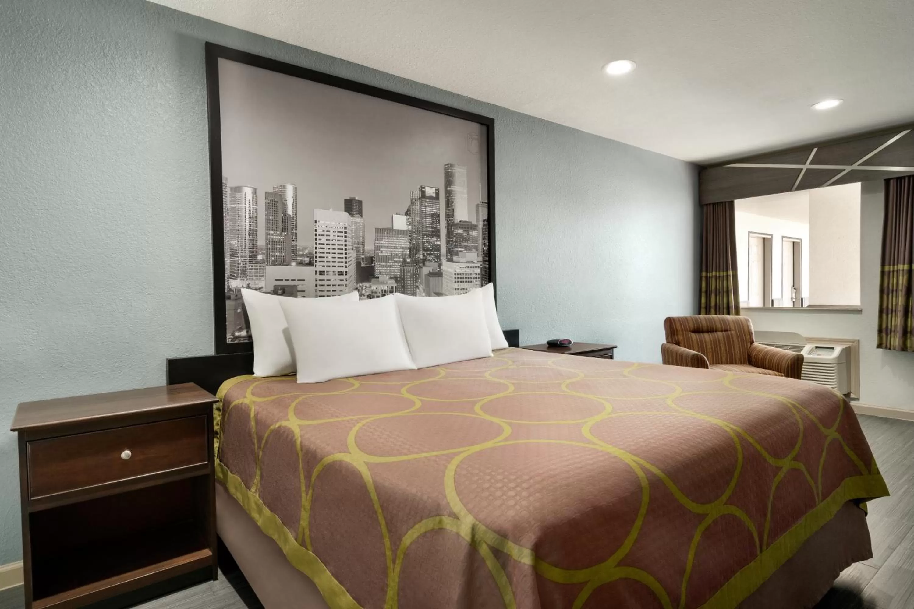 Bed in Super 8 by Wyndham Houston/Dtwn/I-610