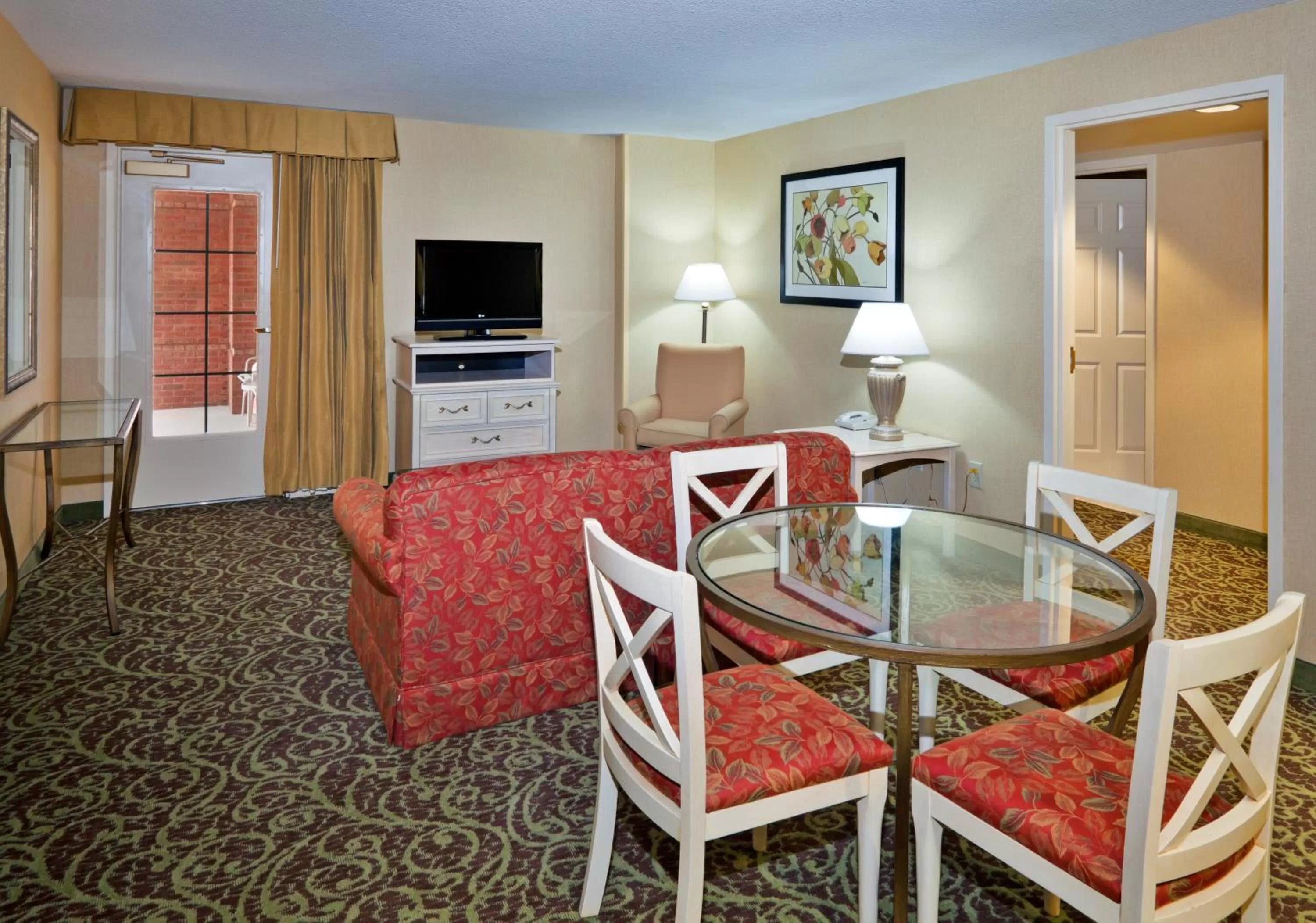 Photo of the whole room in Holiday Inn Chantilly-Dulles Expo Airport by IHG