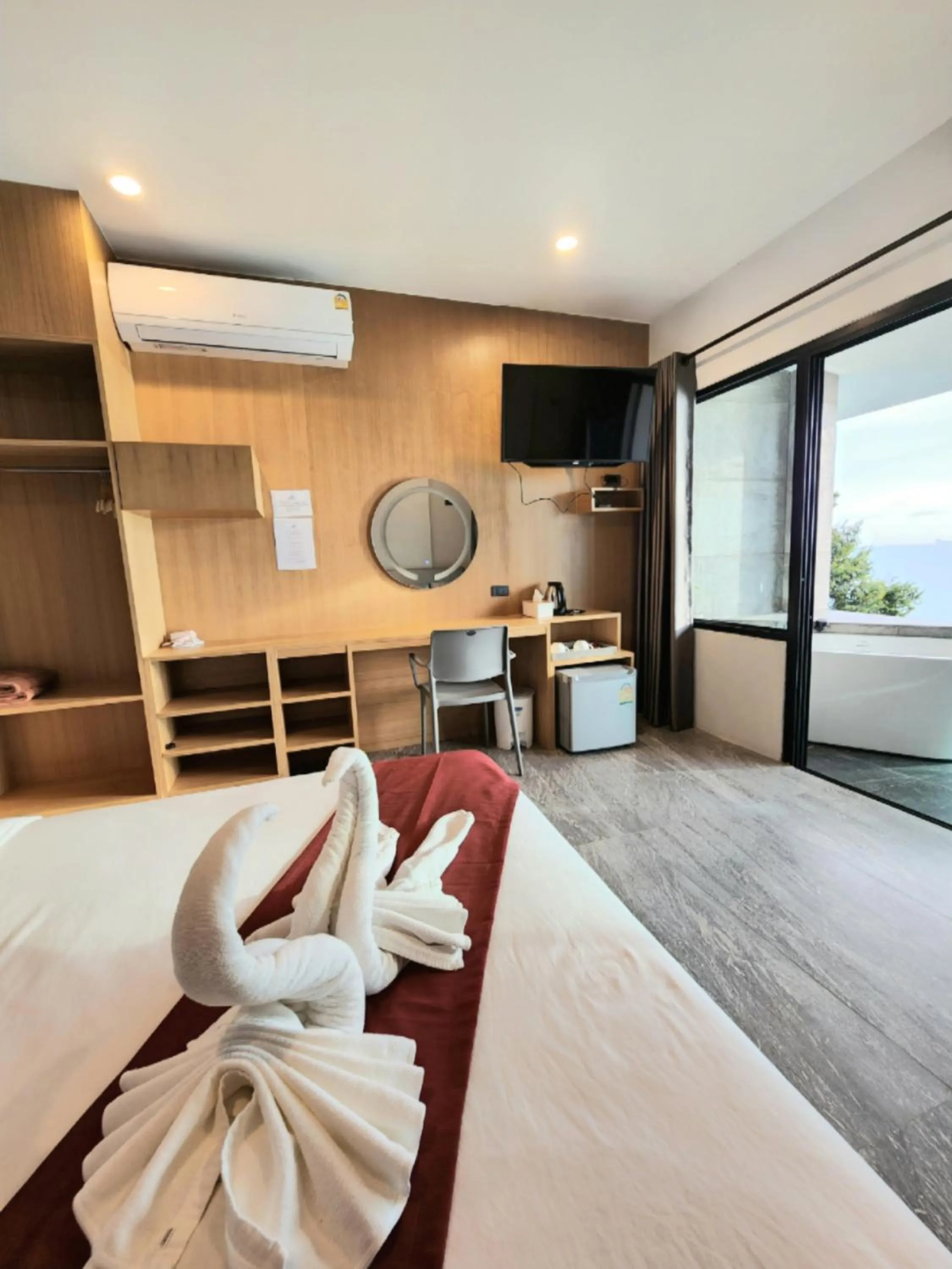 Photo of the whole room, Bed in Cliff Lanta Suite-Koh Lanta Krabi