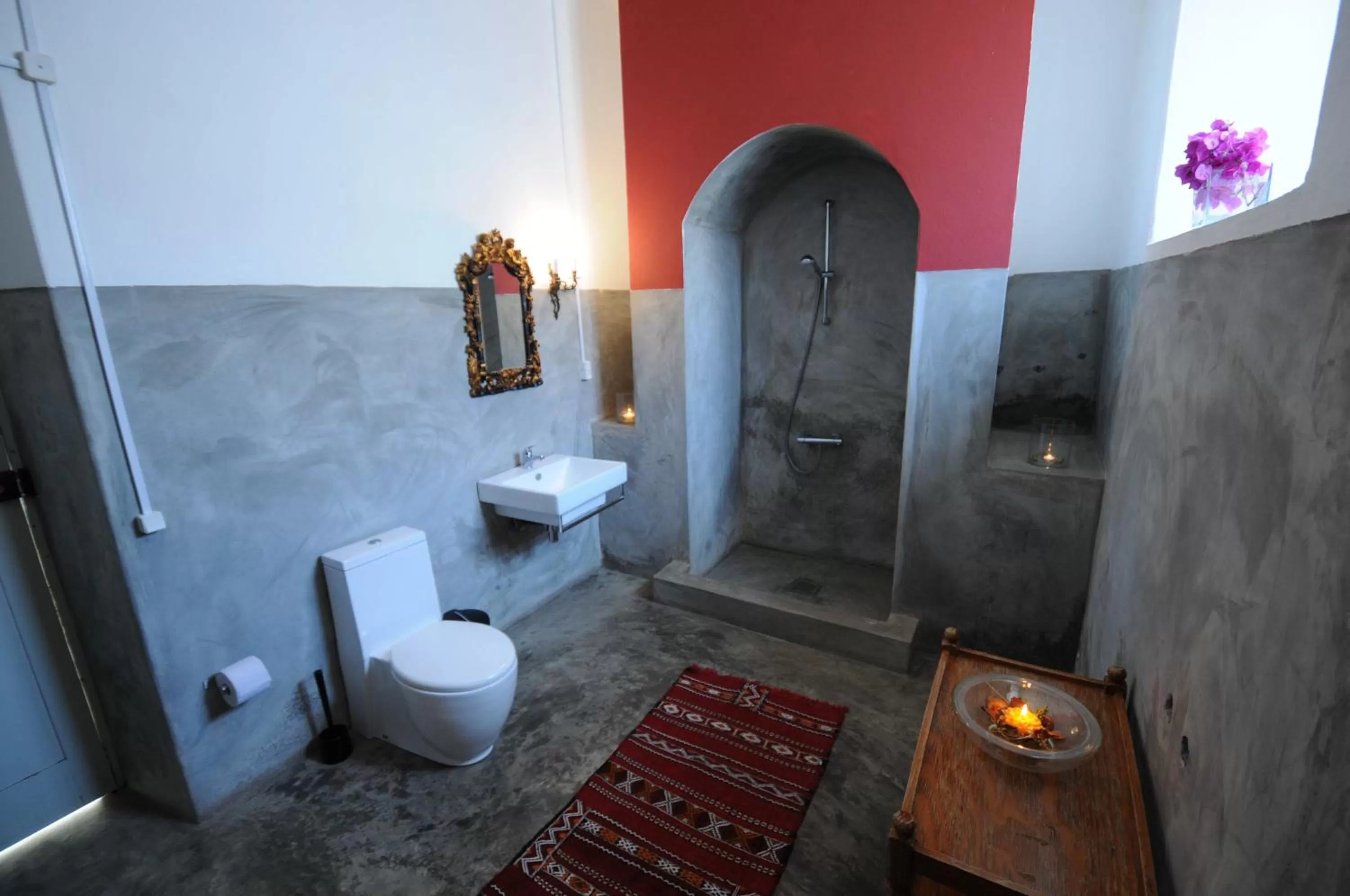 Shower in The Colonial Guest House