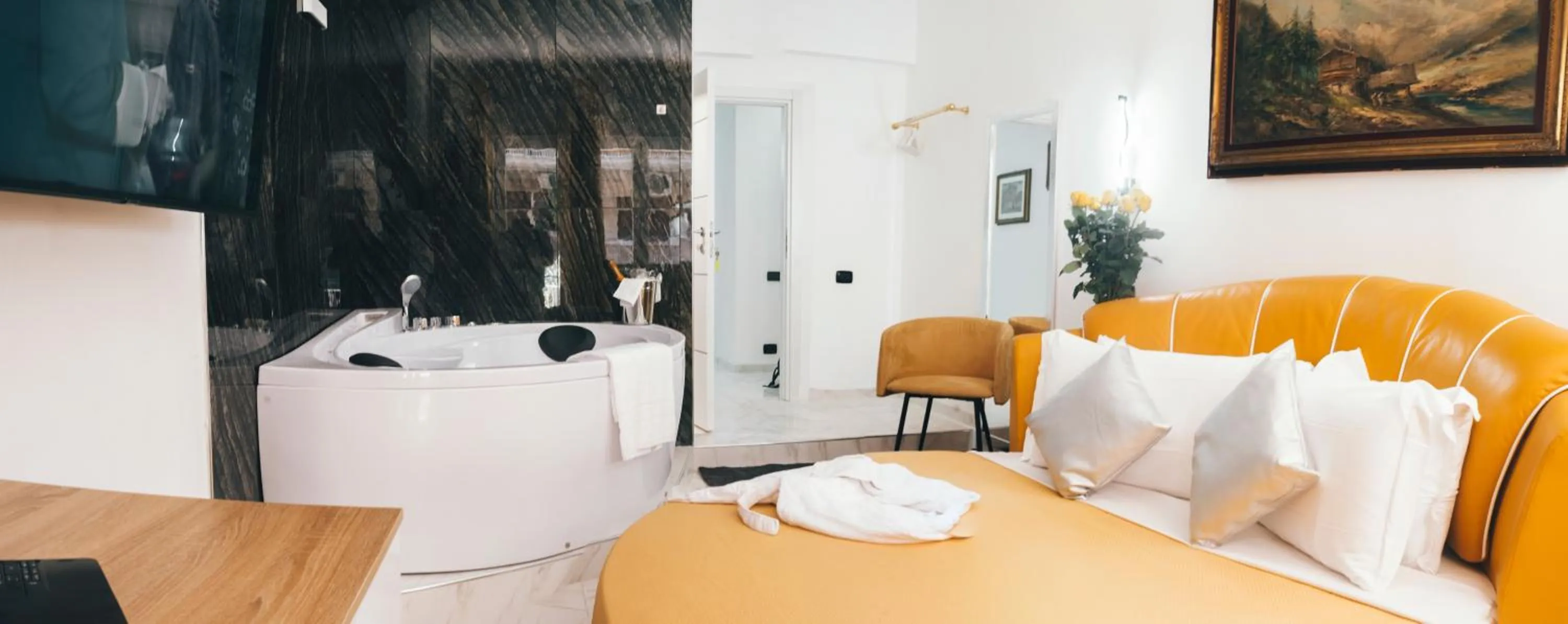 Photo of the whole room, Bed in Gregorio VII Luxury Suites San Damaso