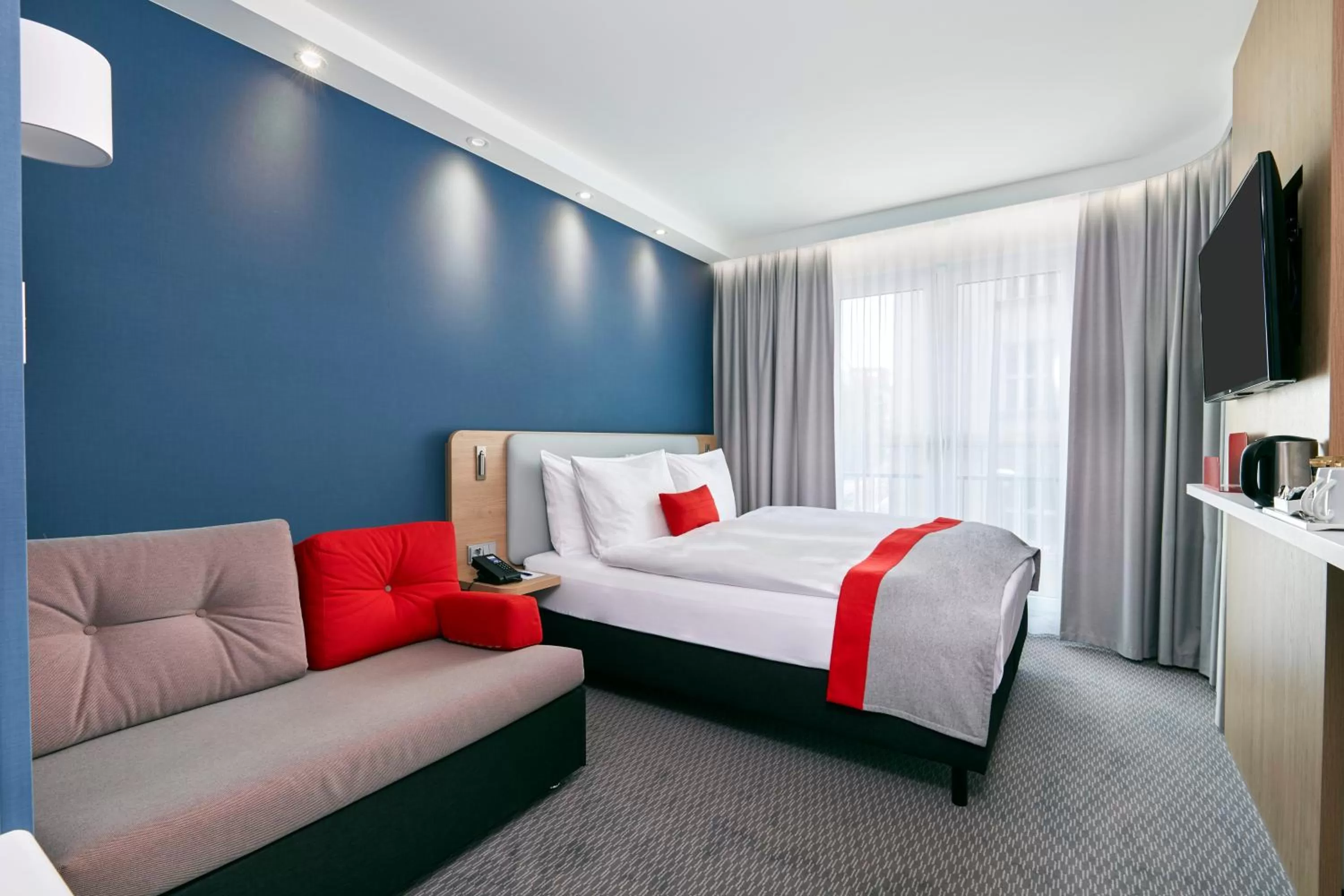 Photo of the whole room, Bed in Holiday Inn Express - Berlin - Alexanderplatz by IHG