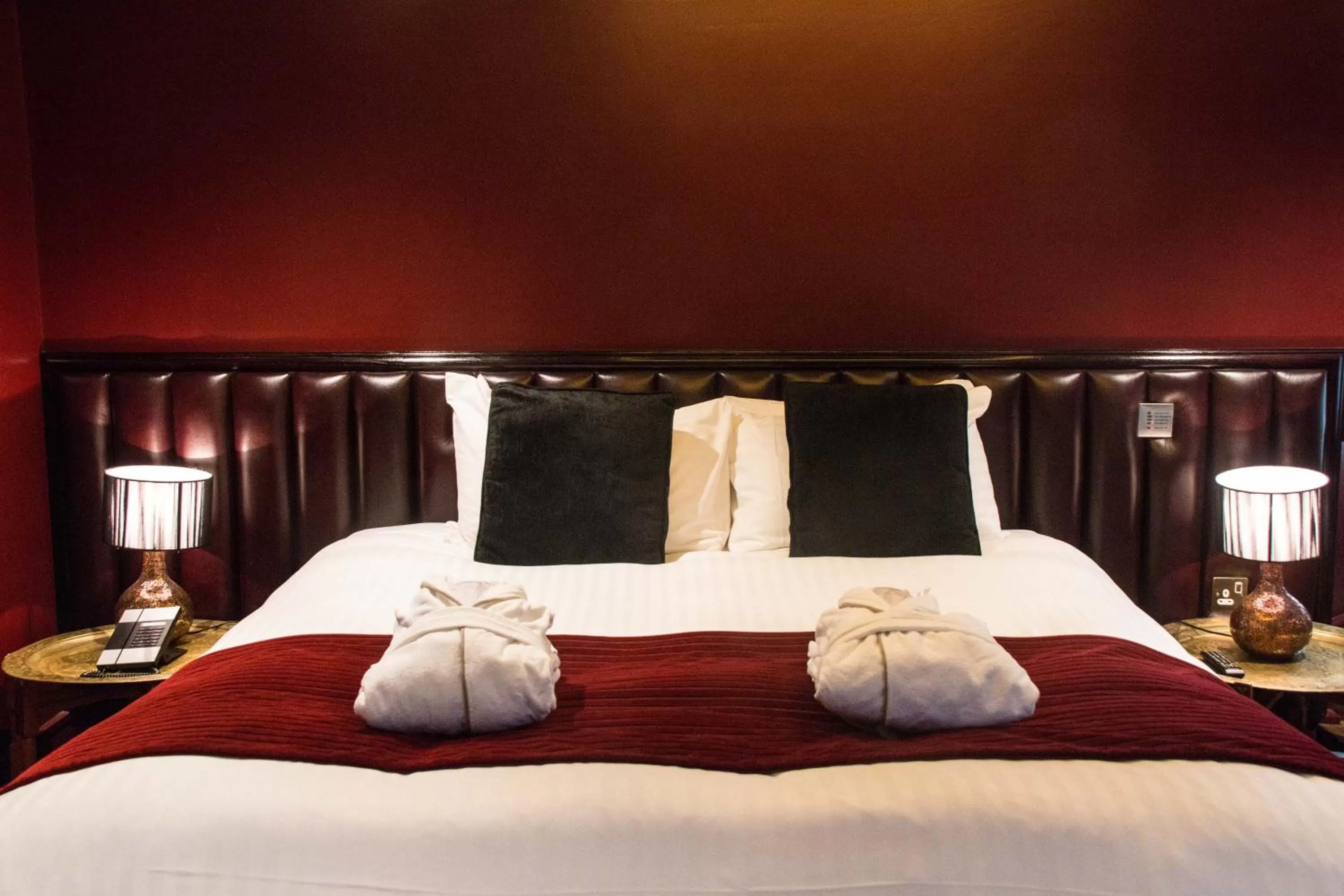 Bedroom, Bed in Le Monde Hotel